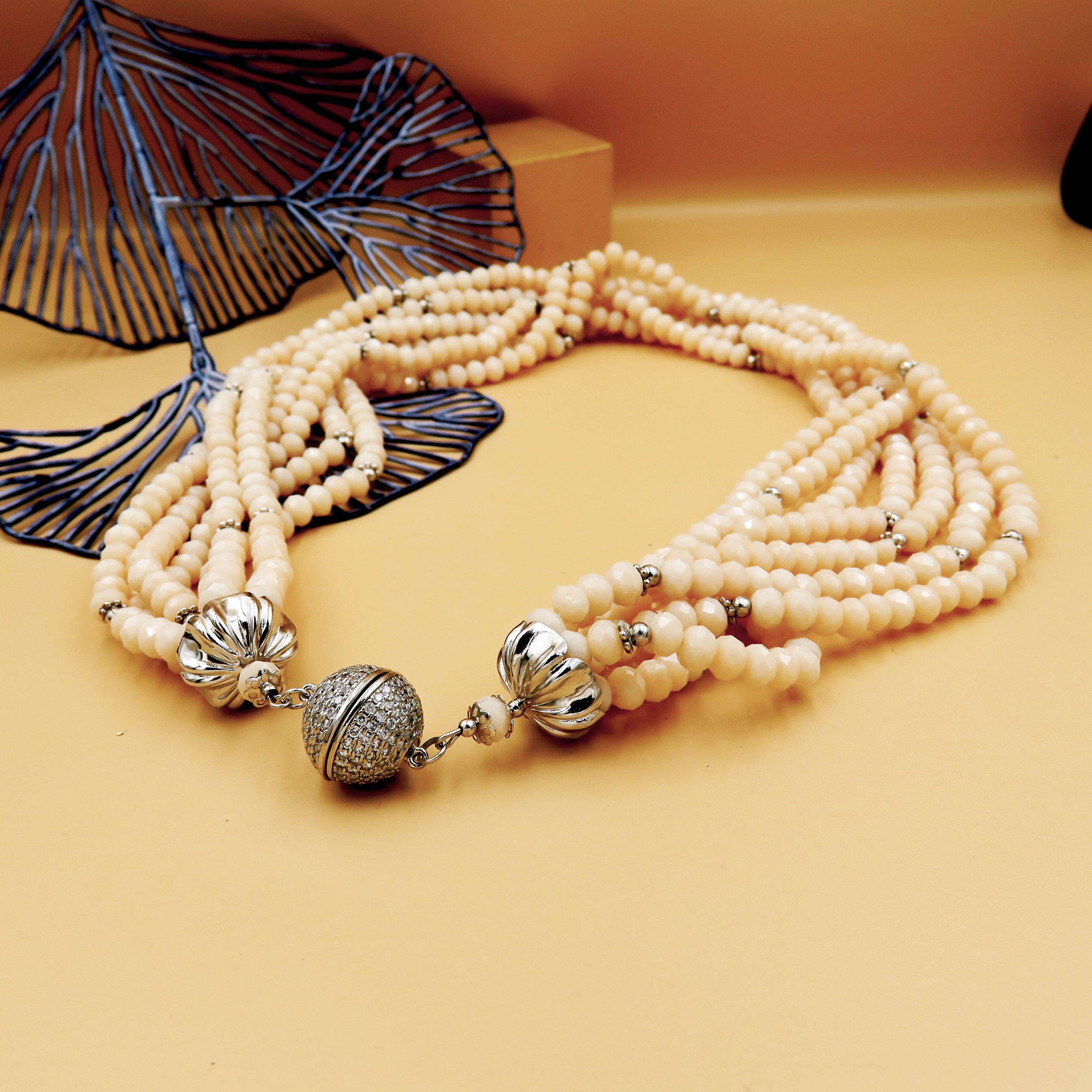 שרשרת רב-שכבתית קצרה מחרוזי זכוכית בגווני בז