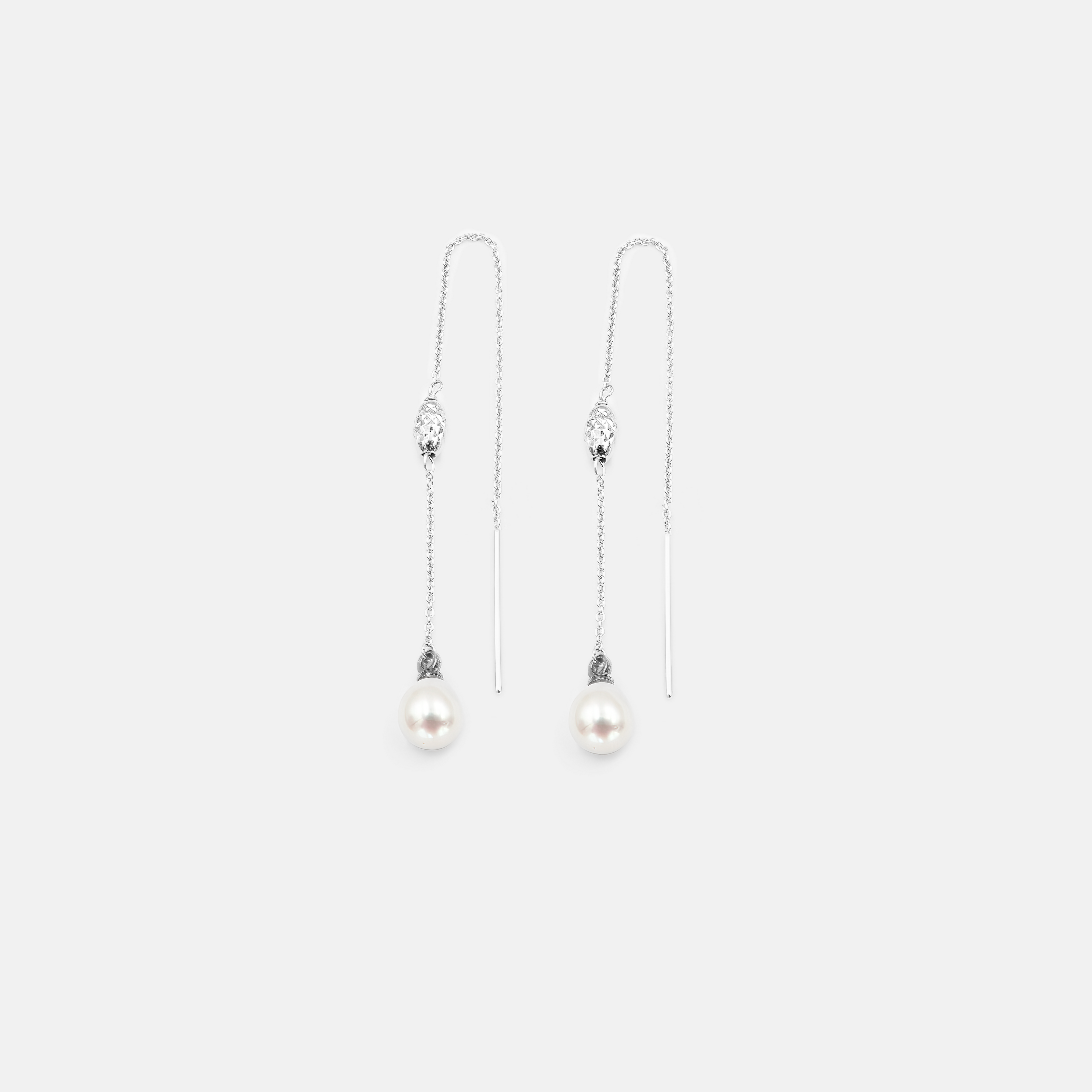 עגילים ארוכים עם פנינה אפורה בעבודת יד – תכשיט עם נוכחות שקטה, ברק עדין וסטייל קלאסי. מתנה מושלמת לאמא של הכלה או החתן – מחווה אלגנטית ויוקרתית לאישה מיוחדת ביום מיוחד. מתאימים לערב חגיגי, לצילום משפחתי ולזיכרון מרגש שיישאר לתמיד.

