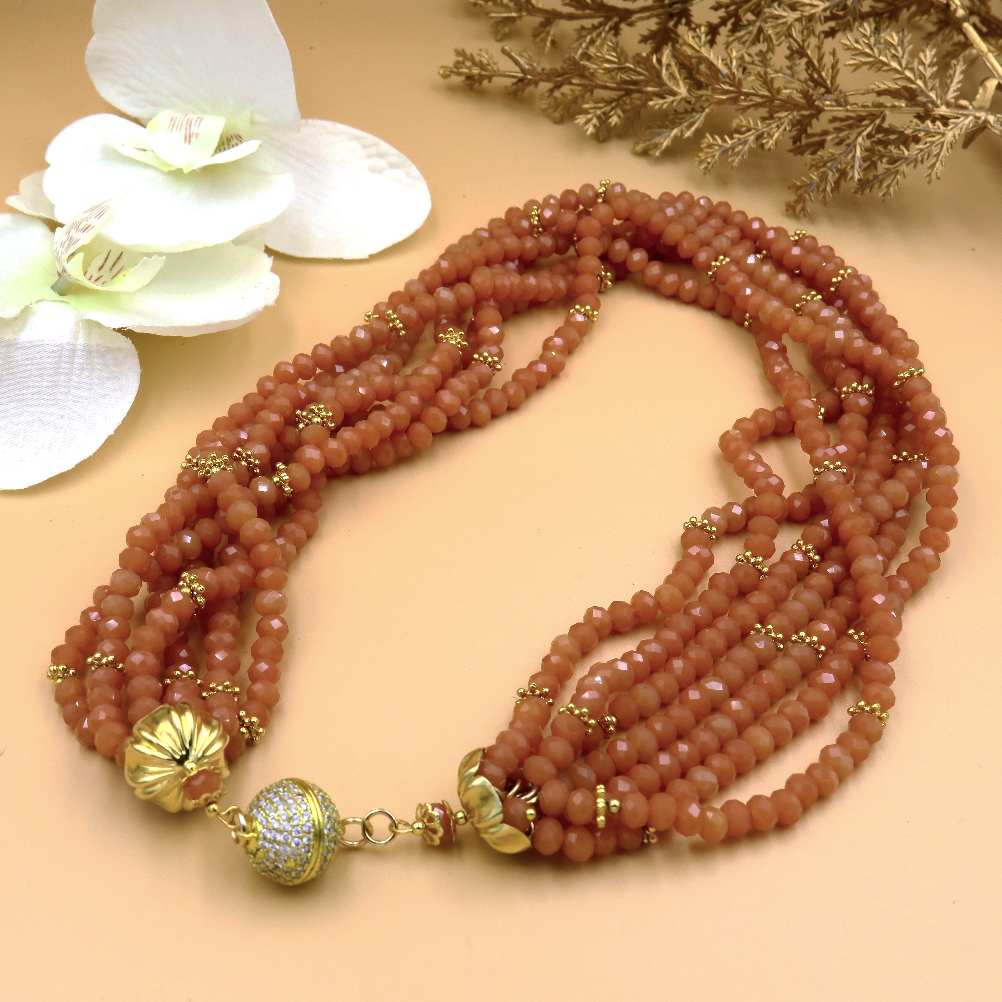 שרשרת שורות בגוון חום עדין עם סוגר מגנט