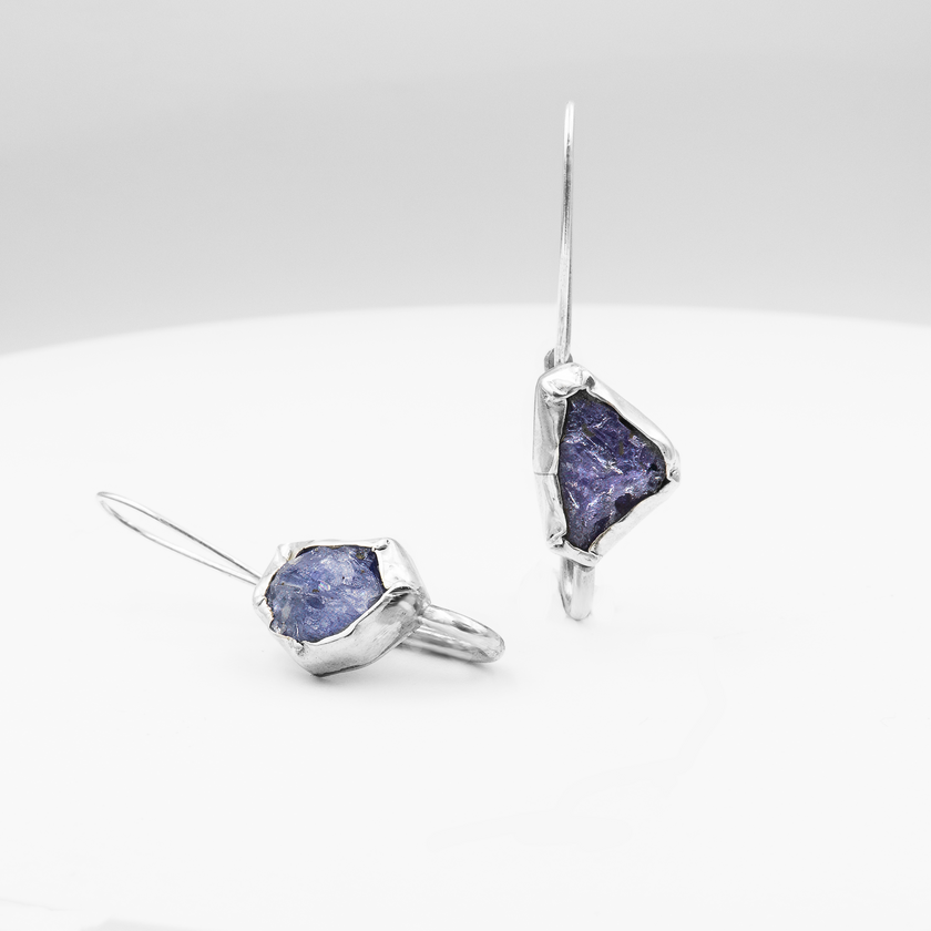 עגילים תלויים מכסף טהור עם טנזנייט טבעי – אבן חן נדירה מאפריקה, בגוון חלומי של כחול עמוק עם נגיעות סגול. עיצוב מינימליסטי אך יוקרתי, שמשלב אלגנטיות רגועה עם עומק צבע עשיר. מתנה נהדרת לאירועים מיוחדים, ימי הולדת או פשוט כהצהרה של טעם ייחודי ואהבה לאבני חן אמיתיות.

