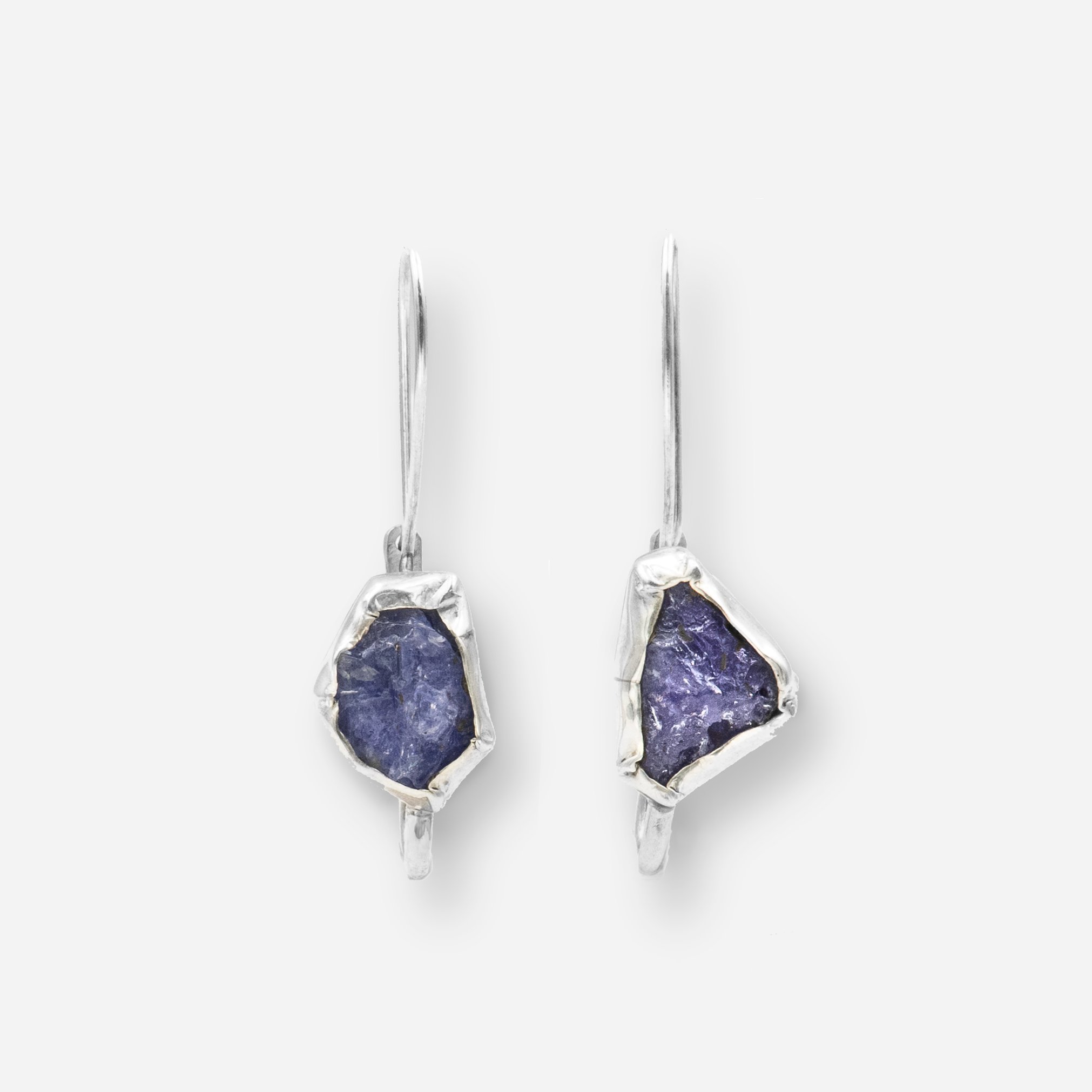 עגילים בעבודת יד מכסף סטרלינג עם אבני טנזנייט טבעיות בגוון סגלגל-כחלחל ייחודי. כל אבן נבחרת בקפידה ומוברגת במסגרת כסף עדינה להשלמת מראה אלגנטי, מתוחכם ומלא נוכחות. טנזנייט נחשב לאבן נדירה ובעלת אנרגיה רוחנית גבוהה – מושלם כמתנה עם משמעות עמוקה, או כתוספת ייחודית לאוסף התכשיטים שלך.

