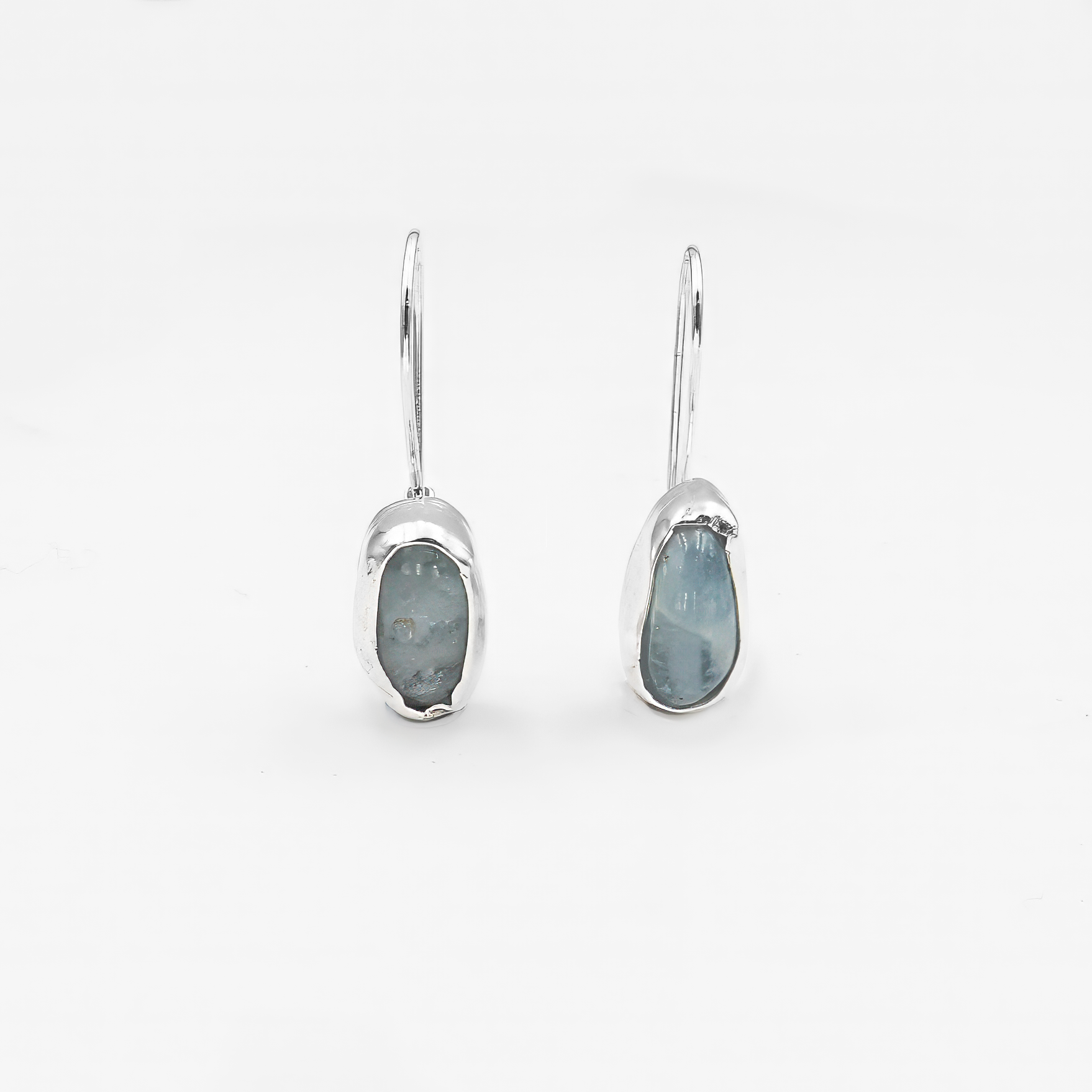 עגילים בעבודת יד מכסף סטרלינג עם אבן אקוומארין אמיתית בגוון תכלת בהיר ועדין. תכשיט אלגנטי, קליל ונשי עם תחושת ניקיון ורוגע. האקוומארין מוסיף נגיעה של טבע, מים ואור. מתאים ליום ולערב, מתנה נהדרת לאישה שמחפשת יופי שקט ואלגנטיות קלאסית.

