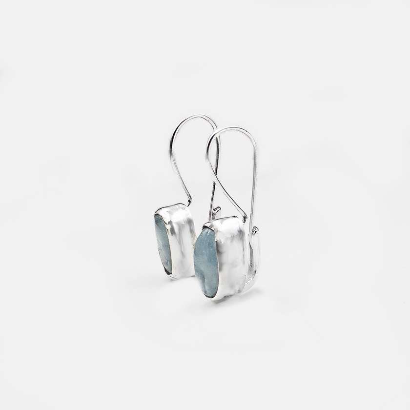 עגילים בעבודת יד משובצים באבן אקוומארין טבעית בגוון שמיים בהיר. העיצוב משלב קווים נקיים עם גוון מרגיע ומואר. תכשיט שמקרין שלווה, נשיות וסטייל טבעי. מתאים ללבישה יומיומית או כהשלמה מושלמת להופעה אלגנטית ומעודנת.

