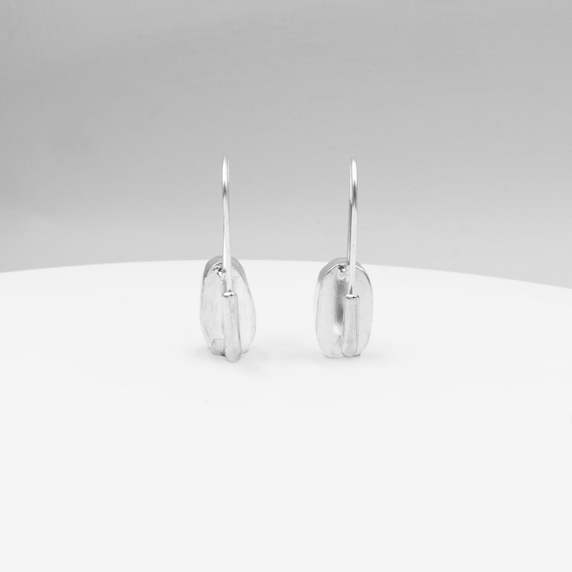 עגילים בעבודת יד מכסף אמיתי עם אקוומארין אמיתי – אבן בעלת גוון תכלת עדין שמסמל שלווה, איזון ואור פנימי. העיצוב הקליל מתאים לנשים שמחפשות תכשיט שמאיר את הפנים, משתלב בכל לוק, ונותן תחושת ניקיון ואנרגיה טובה. תוספת מושלמת לתכשיטי יום-יום או מתנה עם משמעות.

