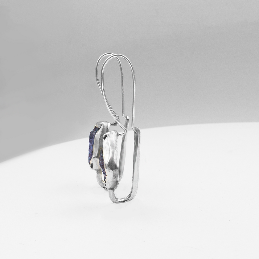 עגילים עדינים ומלאי אופי בעבודת יד מכסף סטרלינג, משובצים בטנזנייט טבעי – אחת מאבני החן הנדירות והמרהיבות בעולם. האבן הכחולה-סגלגלה משנה גוונים בהתאם לאור, ומוסיפה עומק, רוך ויוקרה שקטה לכל הופעה.

טנזנייט נחשבת לאבן של השראה, אינטואיציה וצמיחה אישית – מה שהופך את העגילים לא רק ליפים במיוחד, אלא גם לבעלי משמעות. כל אבן נבחרת בקפידה, משובצת ביד בעדינות, כדי לשמר את הברק והקסם הטבעיים שלה.