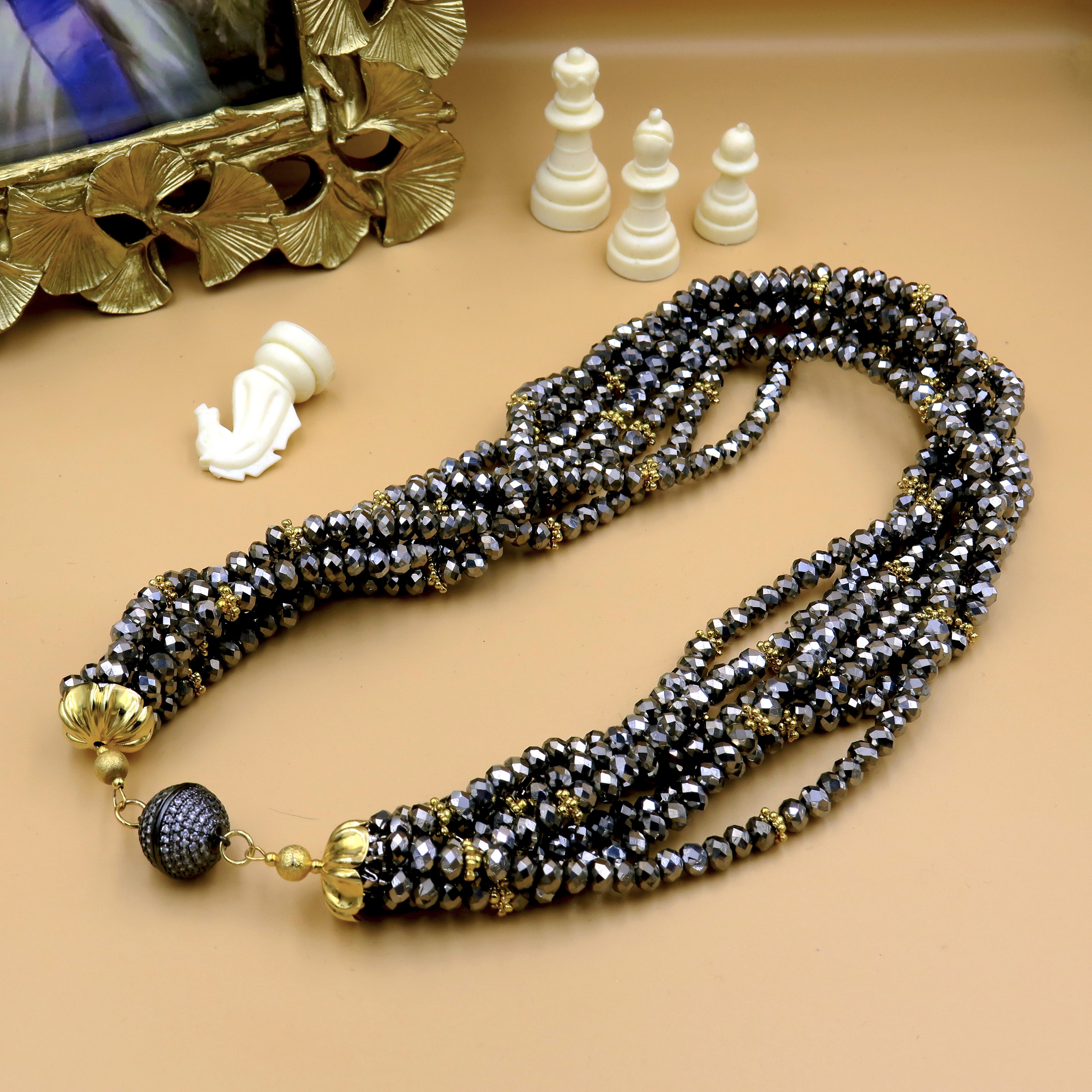 שרשרת שורות בגווני אפור-כסף