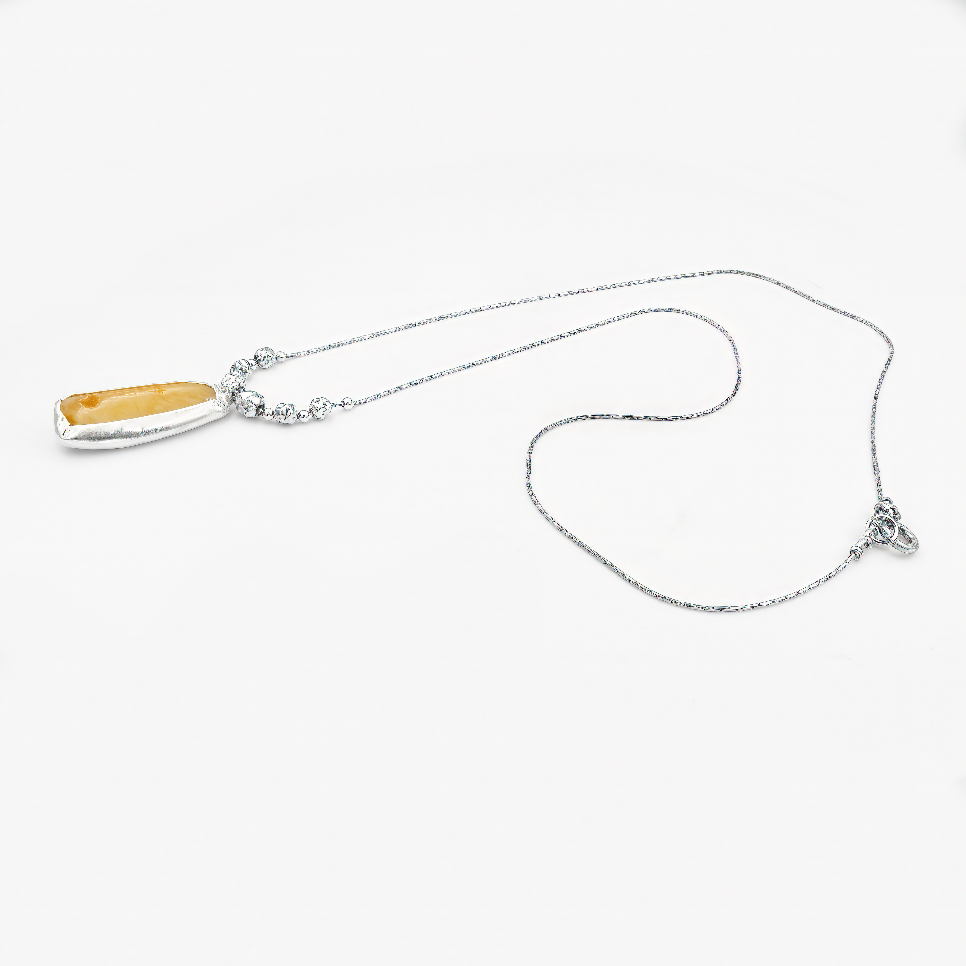 תליון כסף עם ענבר