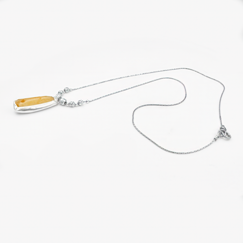 תליון כסף עם ענבר