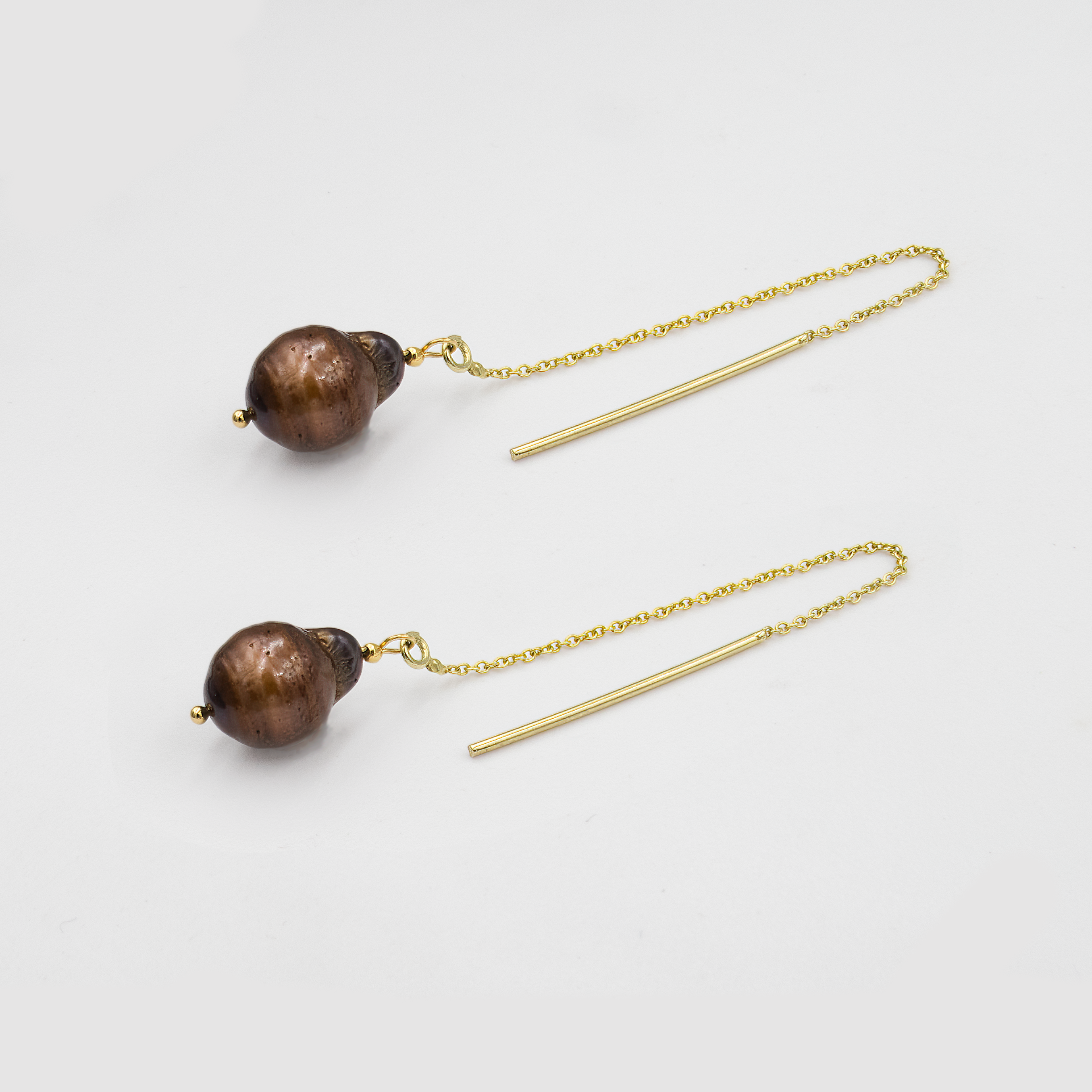 עגילי שרשרת עם פניני בארוק בצבע שוקולד