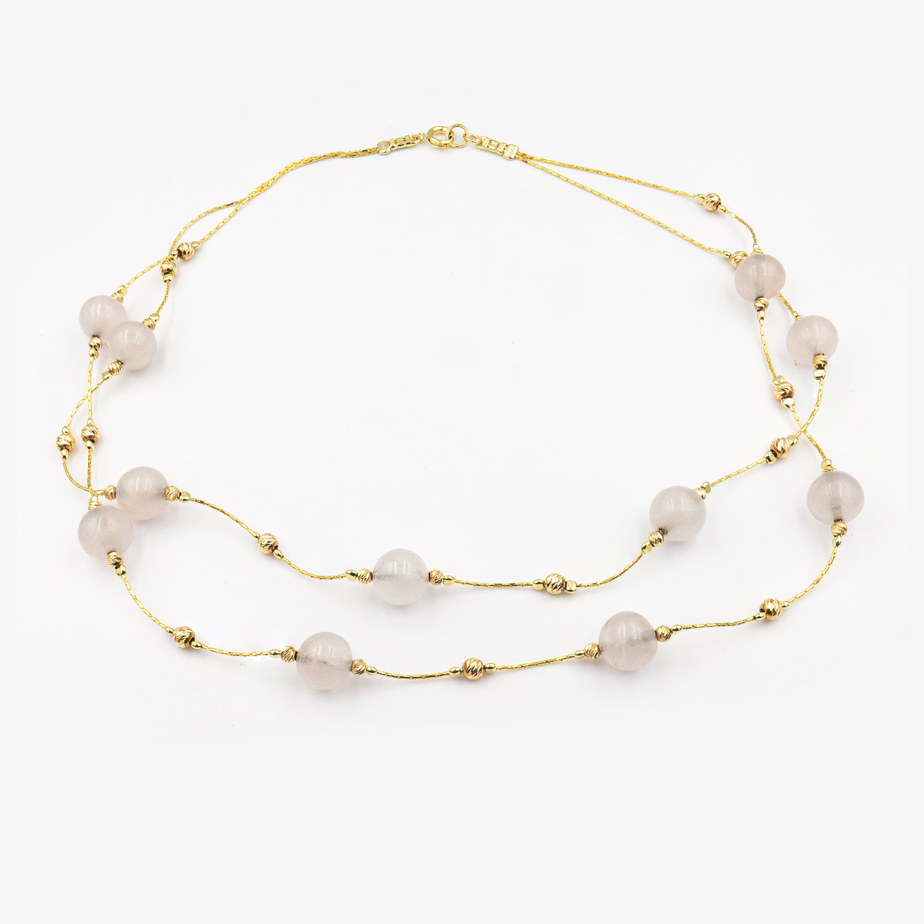 שרשרת בעבודת יד משתי שורות של אבני אגט טבעיות בגוונים עשירים – שילוב של עומק צבע וטקסטורה רכה ליצירת תכשיט עם נוכחות אלגנטית. האגט, הידועה כאבן של יציבות והרמוניה, משולבת כאן בעיצוב שכבות שמחבק את הצוואר ומוסיף מראה נשי וחמים. אידאלי לשילוב עם שמלות או חולצות פתוחות למראה בוהו-שיק מתוחכם.

