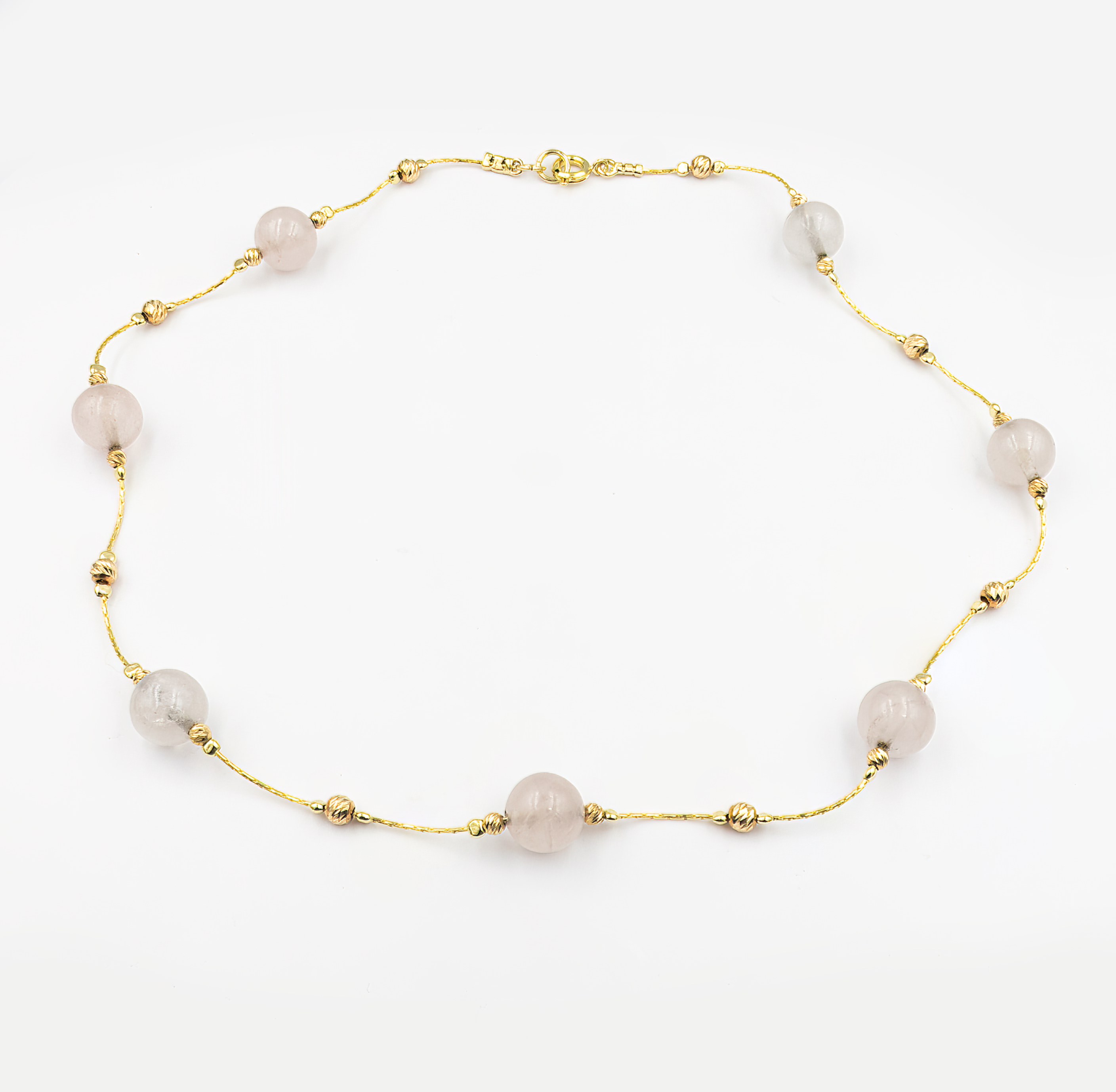 שרשרת בציפוי זהב בעבודת יד, משולבת באבני אגט טבעיות בגוונים חמים של חום, שמנת וזהוב. השרשרת מציגה שילוב גוונים מרגיע והרמוני שיוצרות מראה אלגנטי עם נגיעה טבעית. אבני האגת ידועות בתכונות של יציבות פנימית והרמוניה, והן מוסיפות עומק רגשי ואסתטי לעיצוב. התוצאה היא תכשיט בשילוב בין אלגנטיות טבעית לאופי אישי – מתאים גם ליום וגם לערב. לנשים שמחפשות תכשיט עם איזון מושלם בין יופי לצבע.