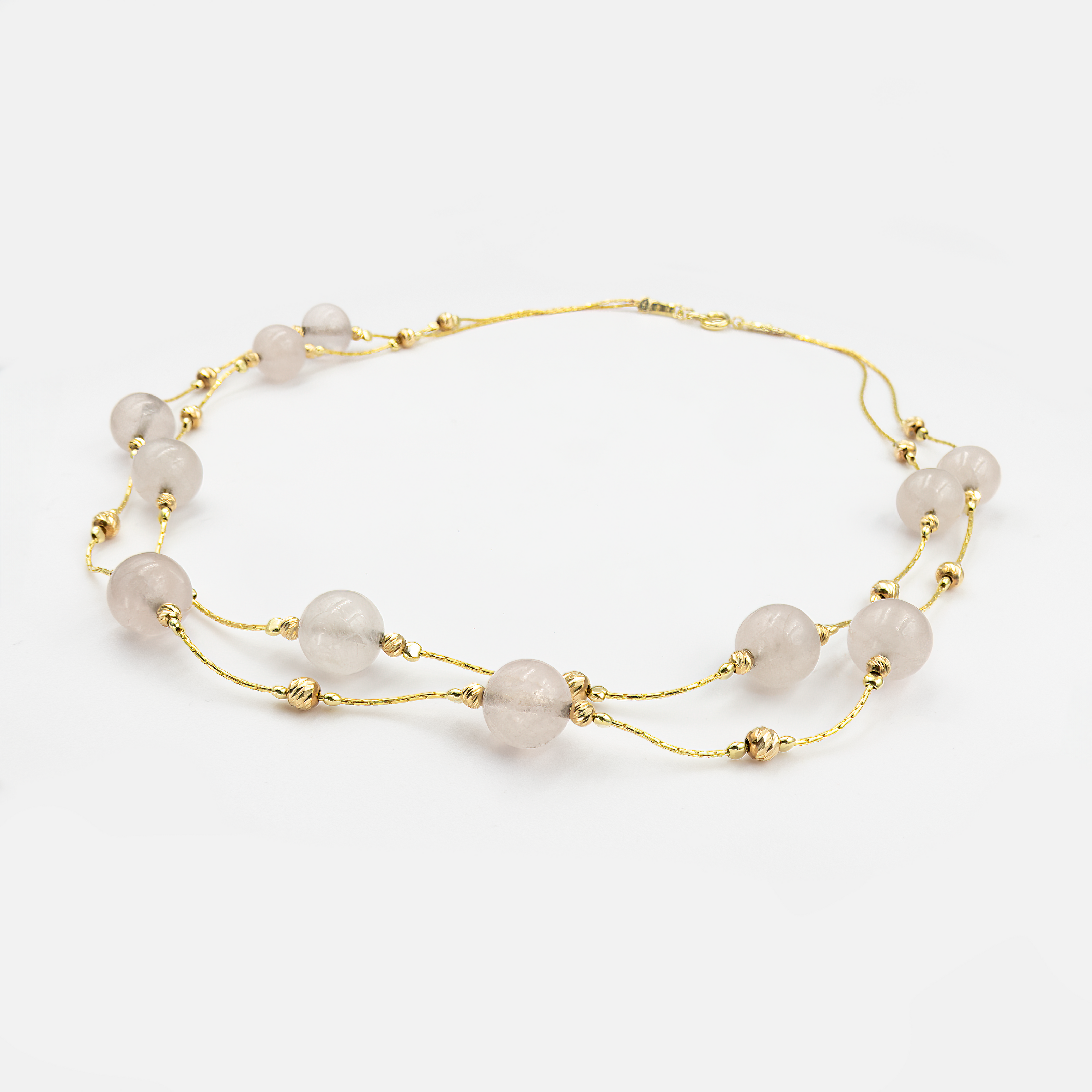 שרשרת דו-שורתית עם אבני אגט בגוונים משתנים – מיצירת פסים צבעוניים כהים ובהירים ועד למרקמים טבעיים שנותנים תחושת חיבור לאדמה. כל שורה מעוצבת באורך שונה ליצירת עומק ועניין ויזואלי. מתאימה לנשים שמחפשות תכשיט עוצמתי אך מאוזן, כזה שמשדר גם יופי וגם שקט פנימי.

