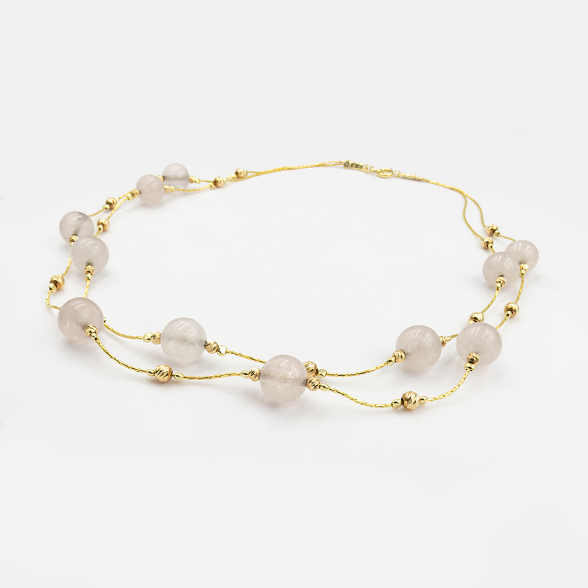 שרשרת דו-שורתית עם אבני אגט בגוונים משתנים – מיצירת פסים צבעוניים כהים ובהירים ועד למרקמים טבעיים שנותנים תחושת חיבור לאדמה. כל שורה מעוצבת באורך שונה ליצירת עומק ועניין ויזואלי. מתאימה לנשים שמחפשות תכשיט עוצמתי אך מאוזן, כזה שמשדר גם יופי וגם שקט פנימי.

