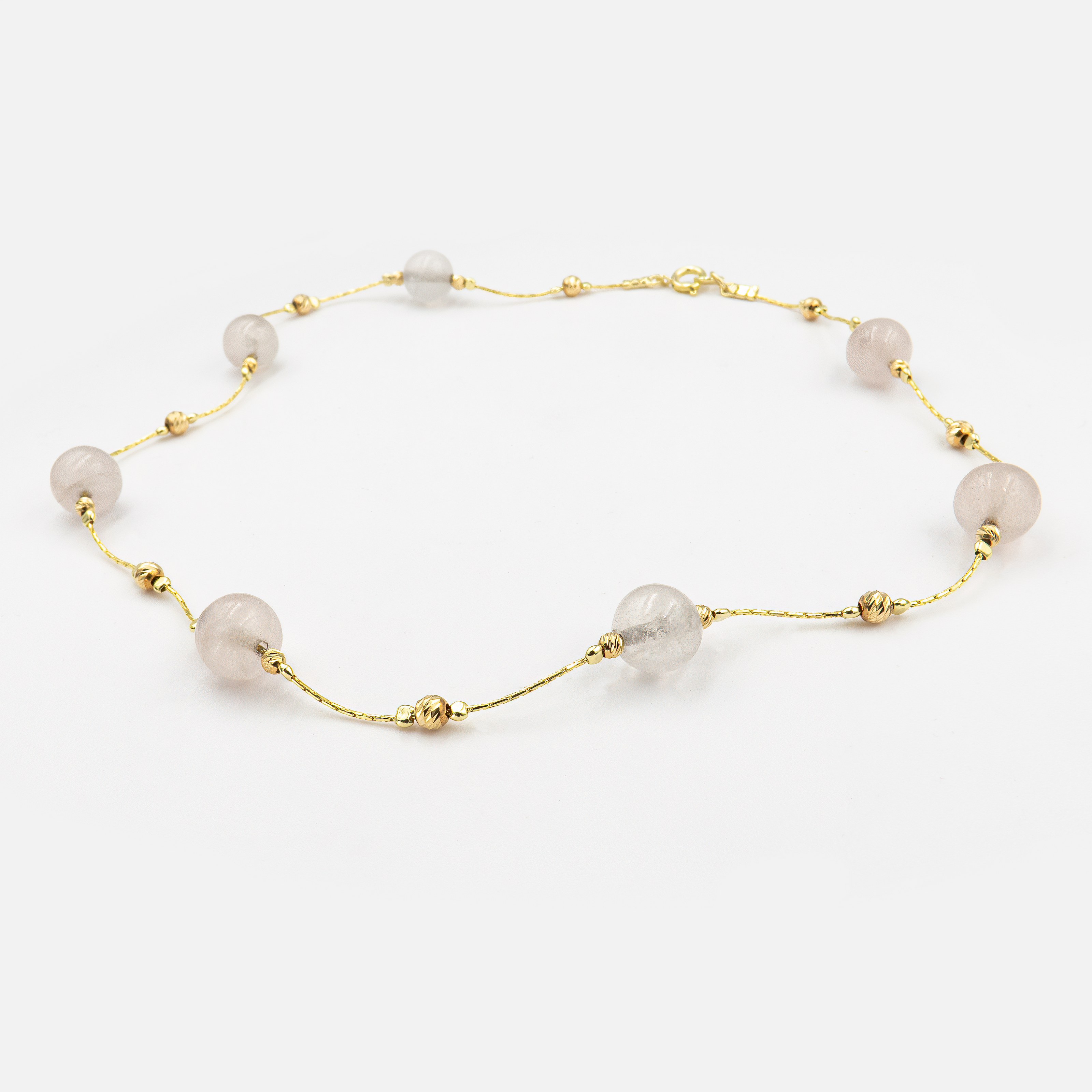 שרשרת בציפוי זהב בעבודת יד, משולבת באבני אגט טבעיות בגוונים חמים של חום, שמנת וזהוב. השרשרת מציגה גוונים המשתלבים בהרמוניה רכה שיוצרות מראה אלגנטי עם נגיעה טבעית. אבני האגת ידועות בתכונות של יציבות פנימית והרמוניה, והן מוסיפות עומק רגשי ואסתטי לעיצוב. התוצאה היא תכשיט במראה שמרני עם טוויסט מודרני – מתאים גם ליום וגם לערב. לנשים שמחפשות תכשיט עם תכשיט שמדבר בשקט אך נשאר בזיכרון.