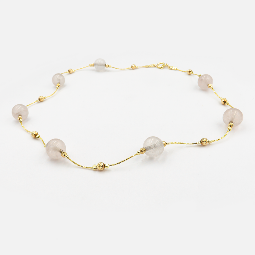 שרשרת בציפוי זהב בעבודת יד, משולבת באבני אגט טבעיות בגוונים חמים של חום, שמנת וזהוב. השרשרת מציגה גוונים המשתלבים בהרמוניה רכה שיוצרות מראה אלגנטי עם נגיעה טבעית. אבני האגת ידועות בתכונות של יציבות פנימית והרמוניה, והן מוסיפות עומק רגשי ואסתטי לעיצוב. התוצאה היא תכשיט במראה שמרני עם טוויסט מודרני – מתאים גם ליום וגם לערב. לנשים שמחפשות תכשיט עם תכשיט שמדבר בשקט אך נשאר בזיכרון.