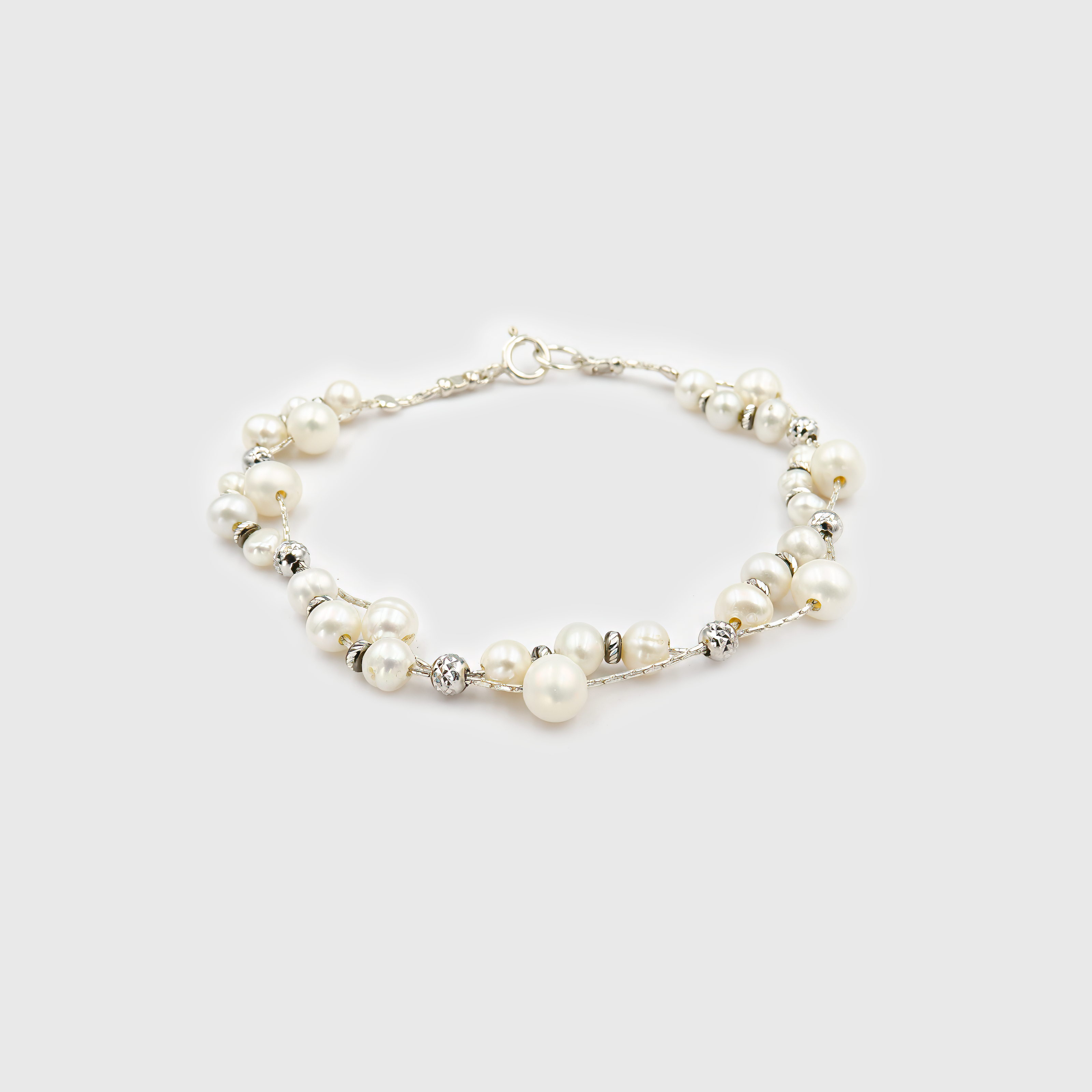 תכשיט כסף ייחודי בעבודת יד, בעיצוב מקורי עם פנינה לבנה בוהקת – מתנה מעודנת ומרגשת לכלה. הפנינה מבליטה את היופי הטבעי של התכשיט ומוסיפה לו תחושת אלגנטיות נצחית. הצמיד מתאים לכל סגנון – קלאסי, מודרני או בוהו – ויוצר מראה שלם ומיוחד ליום החתונה. תכשיט שמשלב איכות, אסתטיקה ומשמעות, ומתאים גם כתשורה מהורה, חברה קרובה או בן זוג.