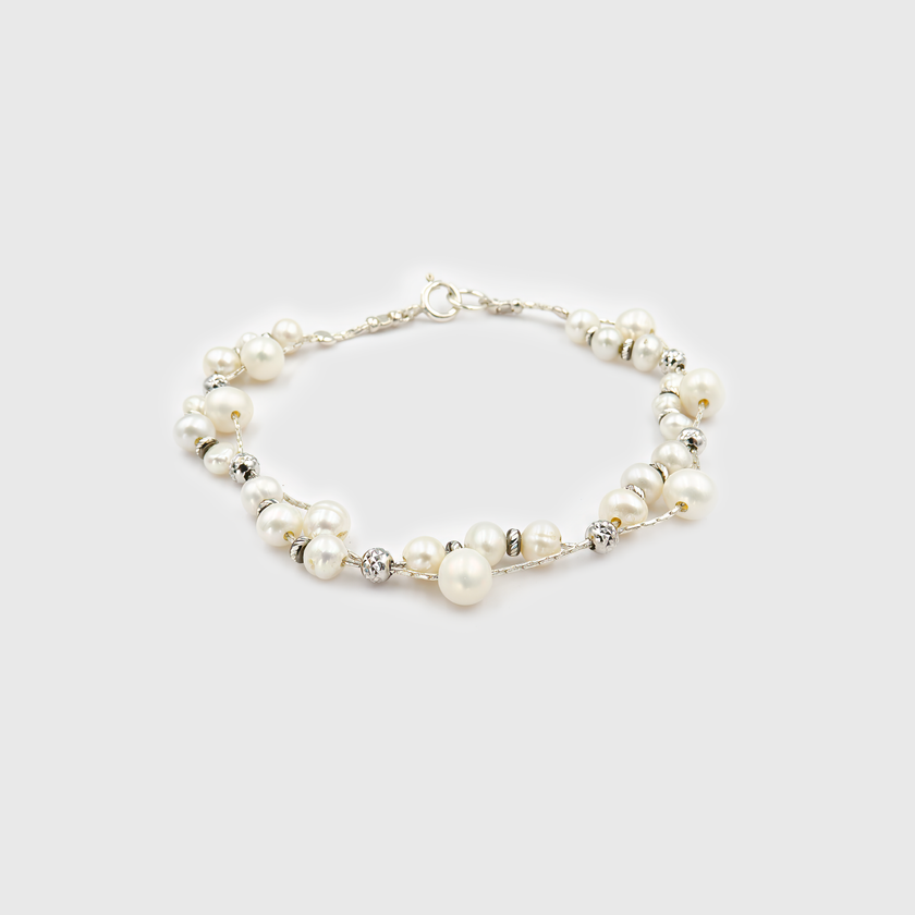 תכשיט כסף ייחודי בעבודת יד, בעיצוב מקורי עם פנינה לבנה בוהקת – מתנה מעודנת ומרגשת לכלה. הפנינה מבליטה את היופי הטבעי של התכשיט ומוסיפה לו תחושת אלגנטיות נצחית. הצמיד מתאים לכל סגנון – קלאסי, מודרני או בוהו – ויוצר מראה שלם ומיוחד ליום החתונה. תכשיט שמשלב איכות, אסתטיקה ומשמעות, ומתאים גם כתשורה מהורה, חברה קרובה או בן זוג.