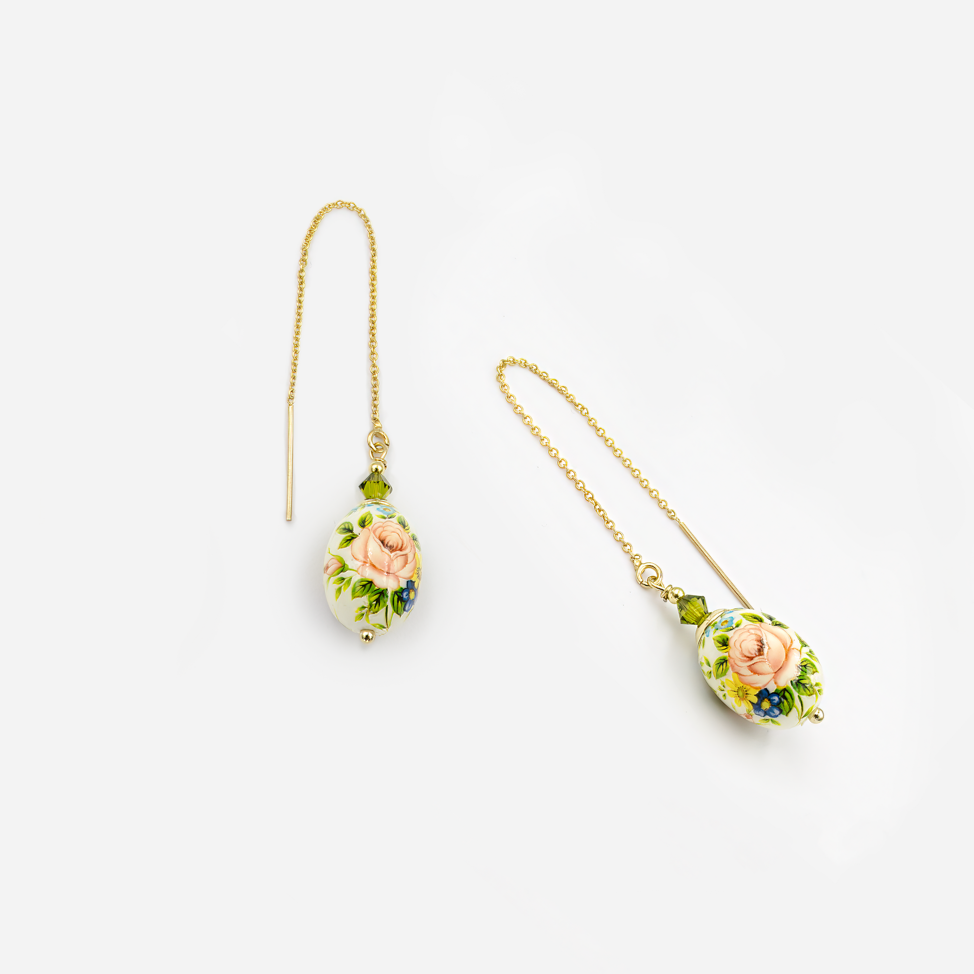 עגילים עם חרוז אמייל ירוק התלוי בקצה שרשרת כסף או זהב בעיצוב נקי. הברק של האמייל מדגיש את הפשטות האלגנטית של העגיל, והצבע הירוק מביא תחושת רעננות. מתאים למי שמחפשת תכשיט שקט אך מושך, קליל אך עם נוכחות ברורה.

