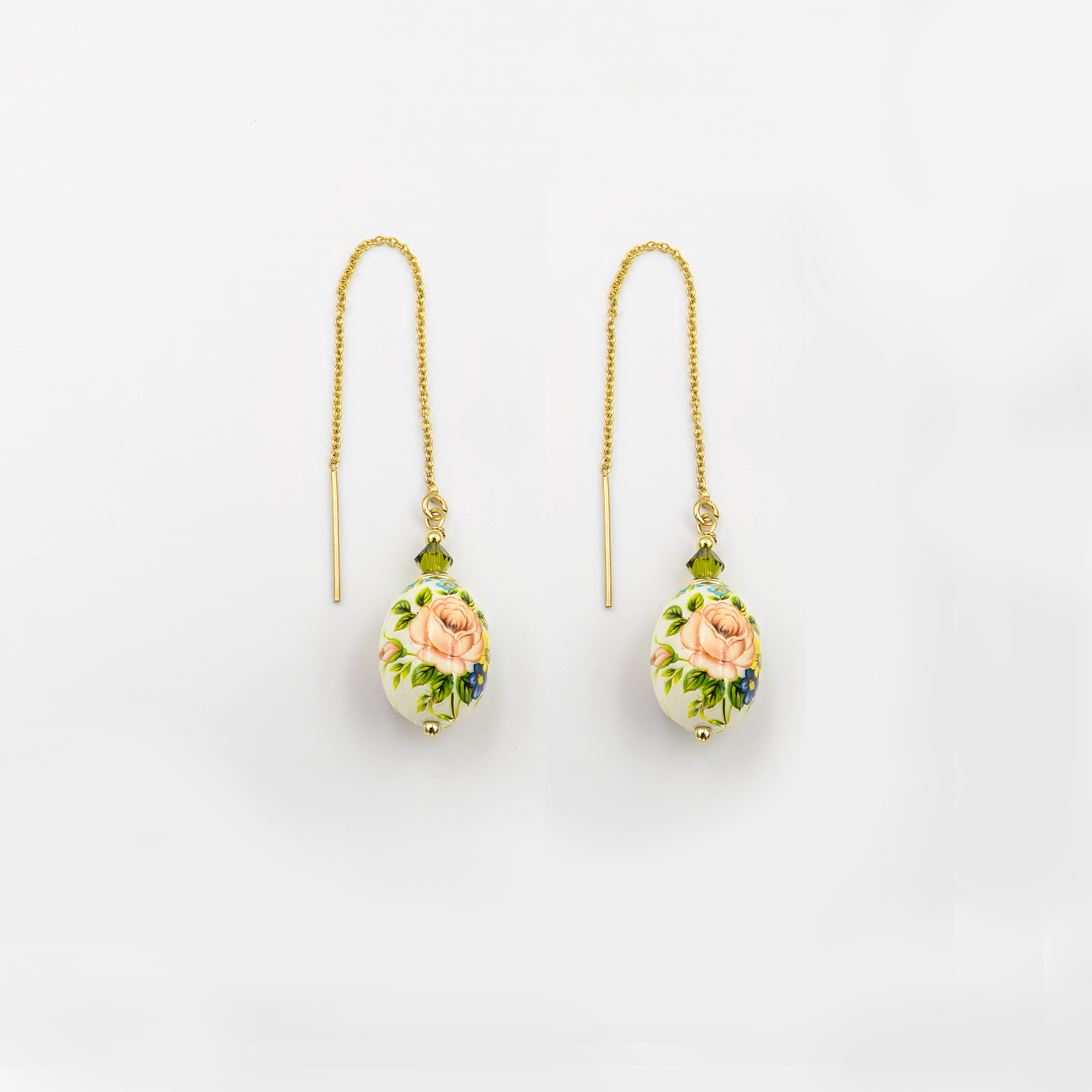 עגילים תלויים בעבודת יד עם חרוז אמייל בגוון ירוק טבעי – בין ירוק מנטה לירוק זית. שרשרת דקה ועדינה מחברת את החרוז למתכת, ומעניקה לעגיל תנועה עדינה ואלגנטית. מתאים למראה טבעי, רך ונשי. מתנה נהדרת לאישה עם טעם מודרני וחיבור לצבעים של הטבע.

