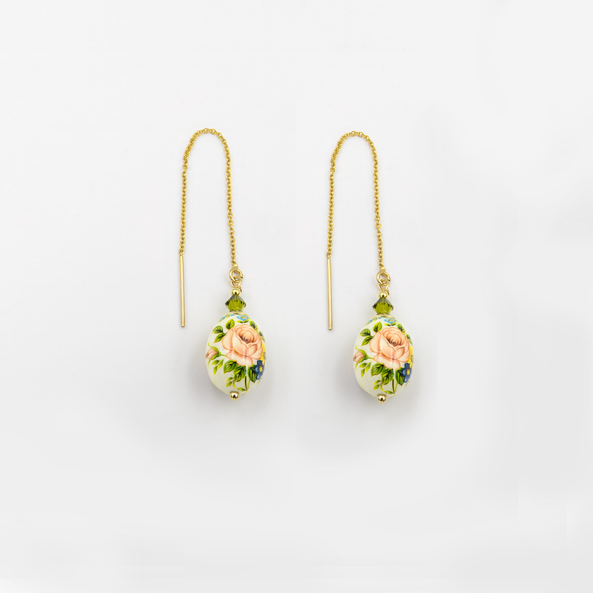 עגילים תלויים בעבודת יד עם חרוז אמייל בגוון ירוק טבעי – בין ירוק מנטה לירוק זית. שרשרת דקה ועדינה מחברת את החרוז למתכת, ומעניקה לעגיל תנועה עדינה ואלגנטית. מתאים למראה טבעי, רך ונשי. מתנה נהדרת לאישה עם טעם מודרני וחיבור לצבעים של הטבע.

