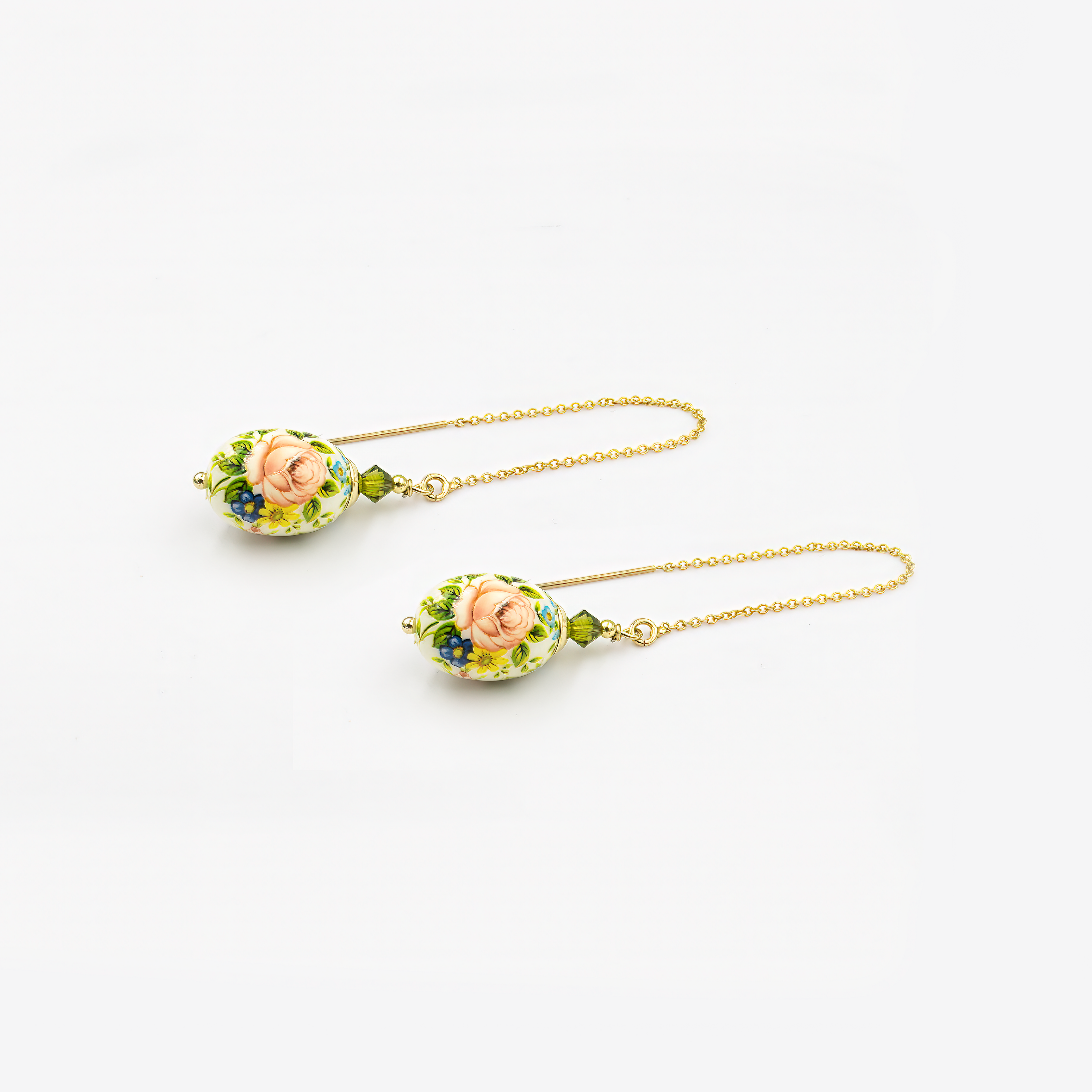 עגילים מעוצבים עם שרשרת מתכת מבריקה וחרוז אמייל ירוק בגוון חי ורך. שילוב מושלם של קווים מודרניים עם צבע בהיר שמכניס שמחה לכל הופעה. מתאים לנשים שמחפשות תכשיט עכשווי עם נגיעה שובבה אך מעודנת, שמחמיא לפנים ולקו הצוואר.

