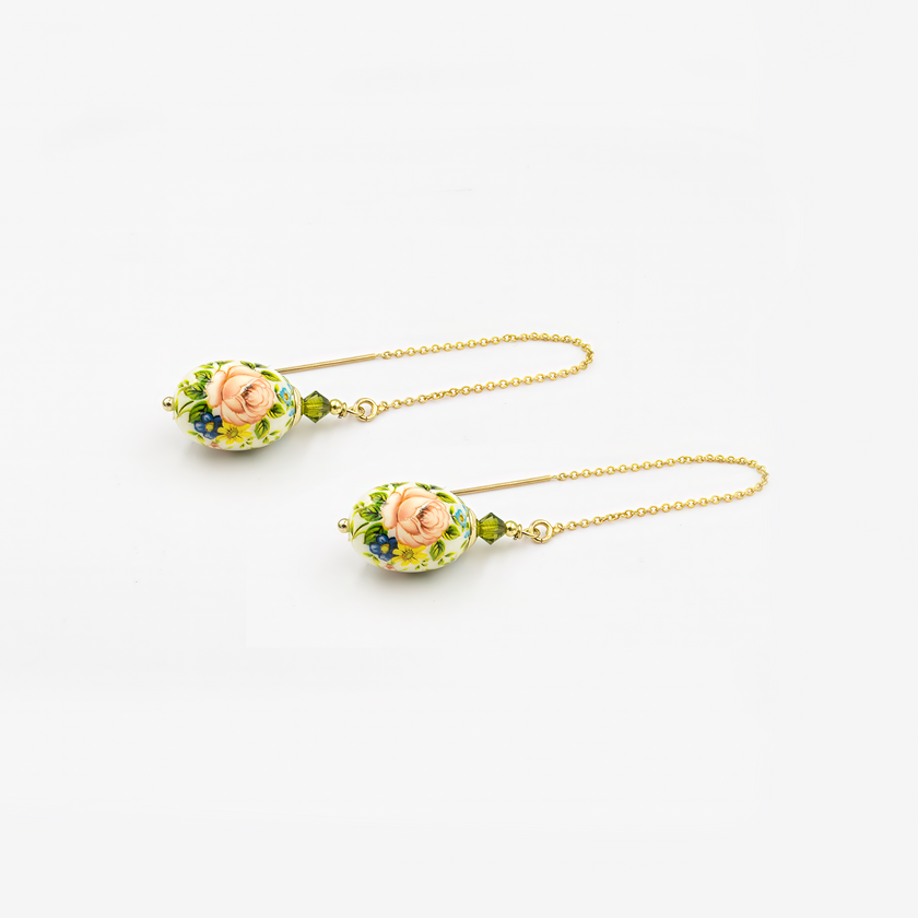 עגילים מעוצבים עם שרשרת מתכת מבריקה וחרוז אמייל ירוק בגוון חי ורך. שילוב מושלם של קווים מודרניים עם צבע בהיר שמכניס שמחה לכל הופעה. מתאים לנשים שמחפשות תכשיט עכשווי עם נגיעה שובבה אך מעודנת, שמחמיא לפנים ולקו הצוואר.

