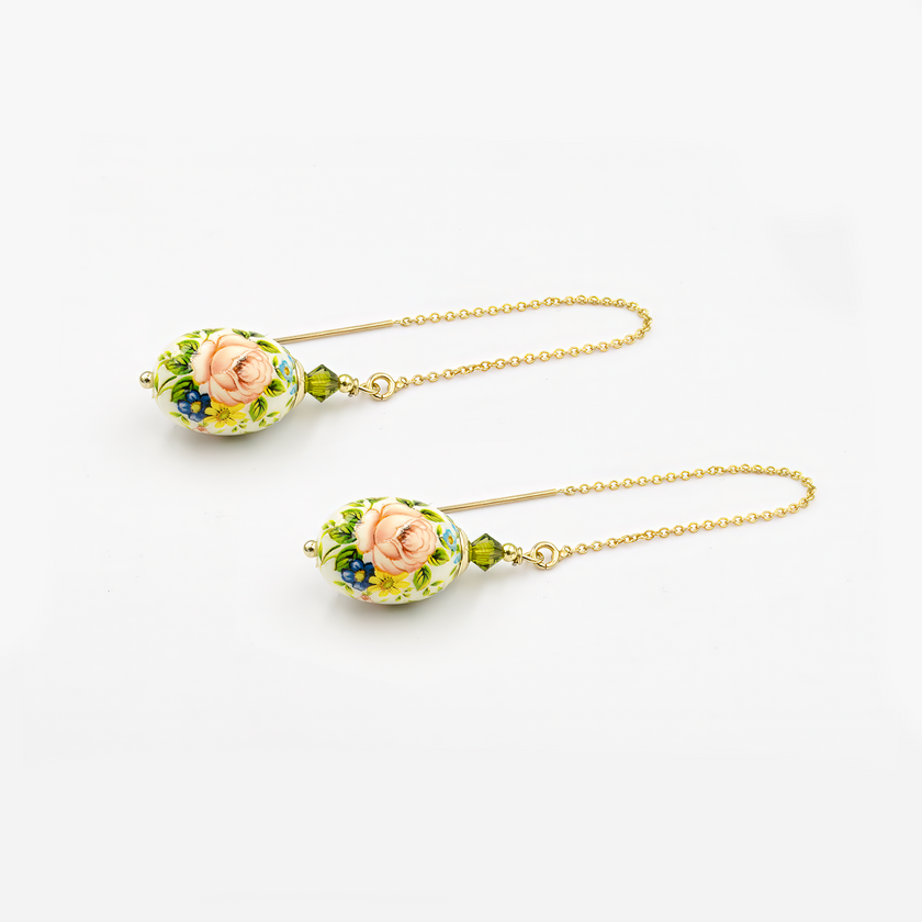 עגילי שרשרת תלויים עם חרוז אמייל בגוון ירוק בהיר, בעיצוב אוורירי ונשי במיוחד. השרשרת הדקה יוצרת תנועה אלגנטית סביב הפנים, והחרוז הירוק מוסיף נקודת צבע עליזה ומעודנת. מתאימים למראה יומיומי עם נגיעת רעננות, או כתוספת קלילה לשמלה חגיגית.

