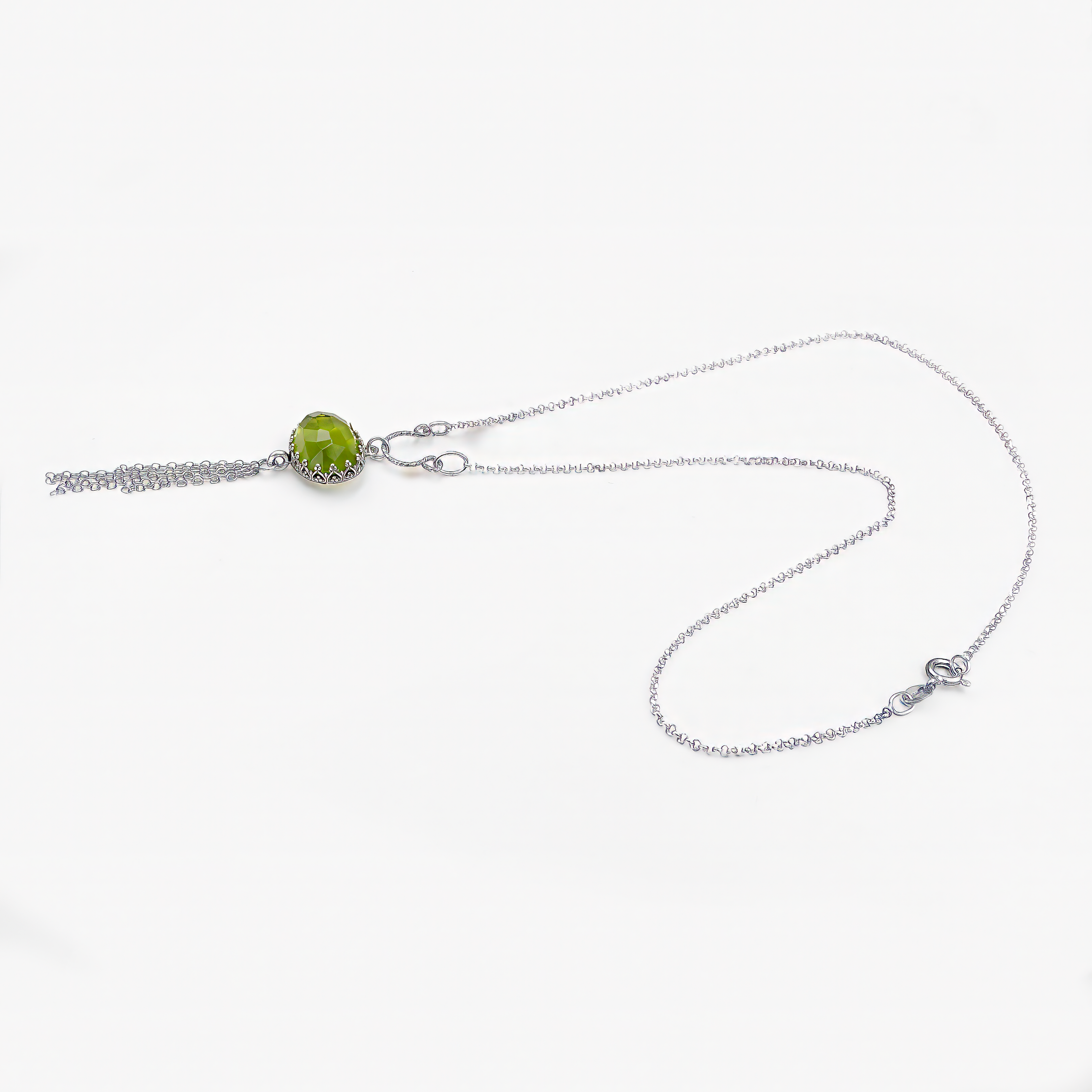 שרשרת כסף עם תליון אופליט ירוקה בגימור פנינתי מיוחד. הצבע הירוק-בהיר משרה שלווה וקלילות, והעיצוב הפשוט מדגיש את יופייה של האבן. מתאים לכל מי שמחפשת תכשיט בעדינות של טבע ונשיות.

