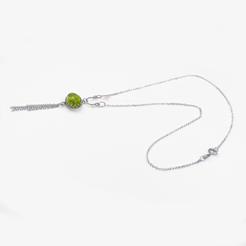 שרשרת כסף עם תליון אופליט ירוקה בגימור פנינתי מיוחד. הצבע הירוק-בהיר משרה שלווה וקלילות, והעיצוב הפשוט מדגיש את יופייה של האבן. מתאים לכל מי שמחפשת תכשיט בעדינות של טבע ונשיות.

