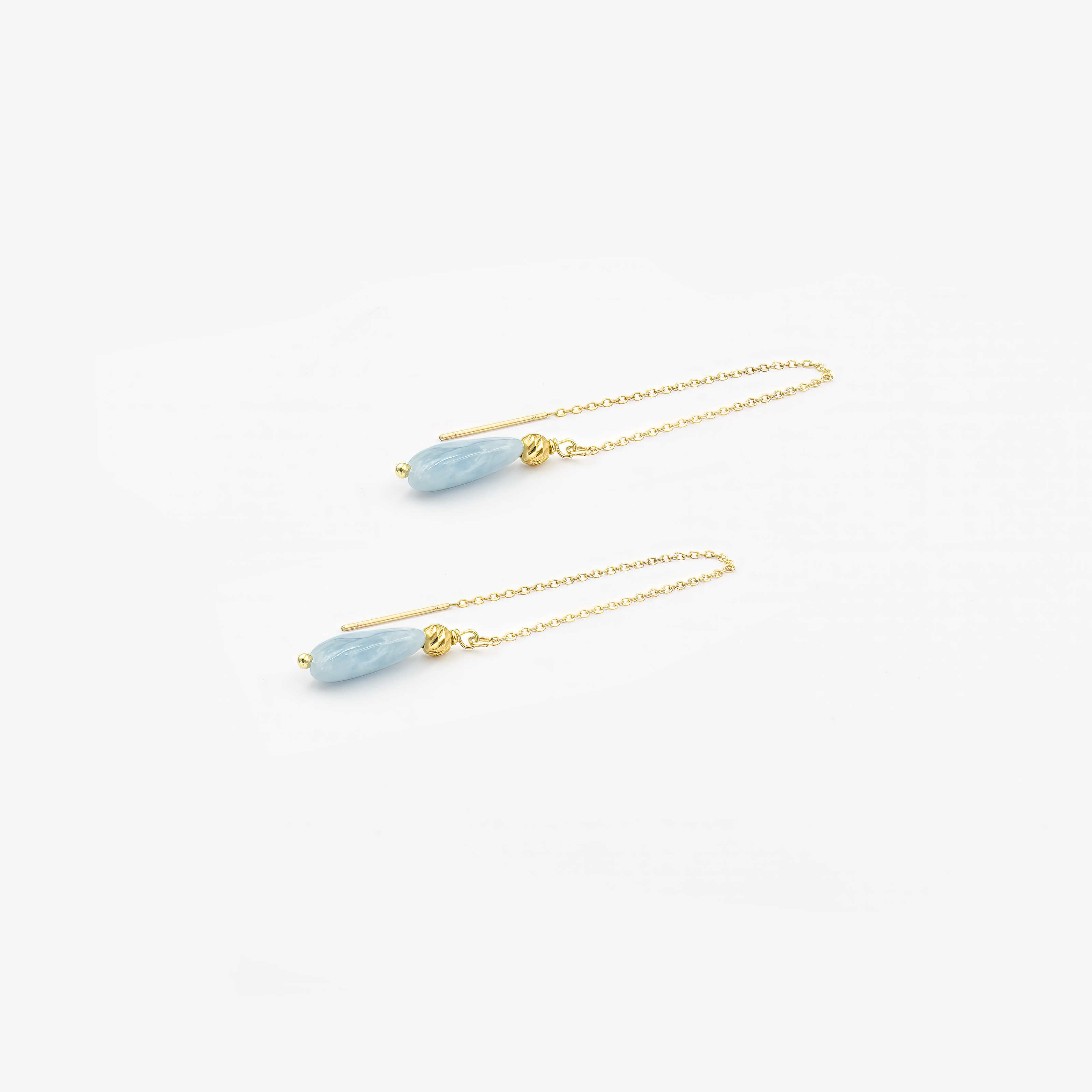 עגילים תלויים עם תנועה אלגנטית, עשויים זהב לבן 14 קראט בשילוב תליון אקוומרין טבעי. עיצוב מדויק ועדין שמשלב את השקיפות הצלולה של האקוומרין עם הברק המלכותי של הזהב הלבן. עגיל שמתאים לאישה שמחפשת את האיזון בין תחכום לפשטות, בין קלאסיות לנוכחות אישית – תכשיט שהוא גם תוספת סטייל וגם ביטוי פנימי של רוגע וחיבור לעצמך.