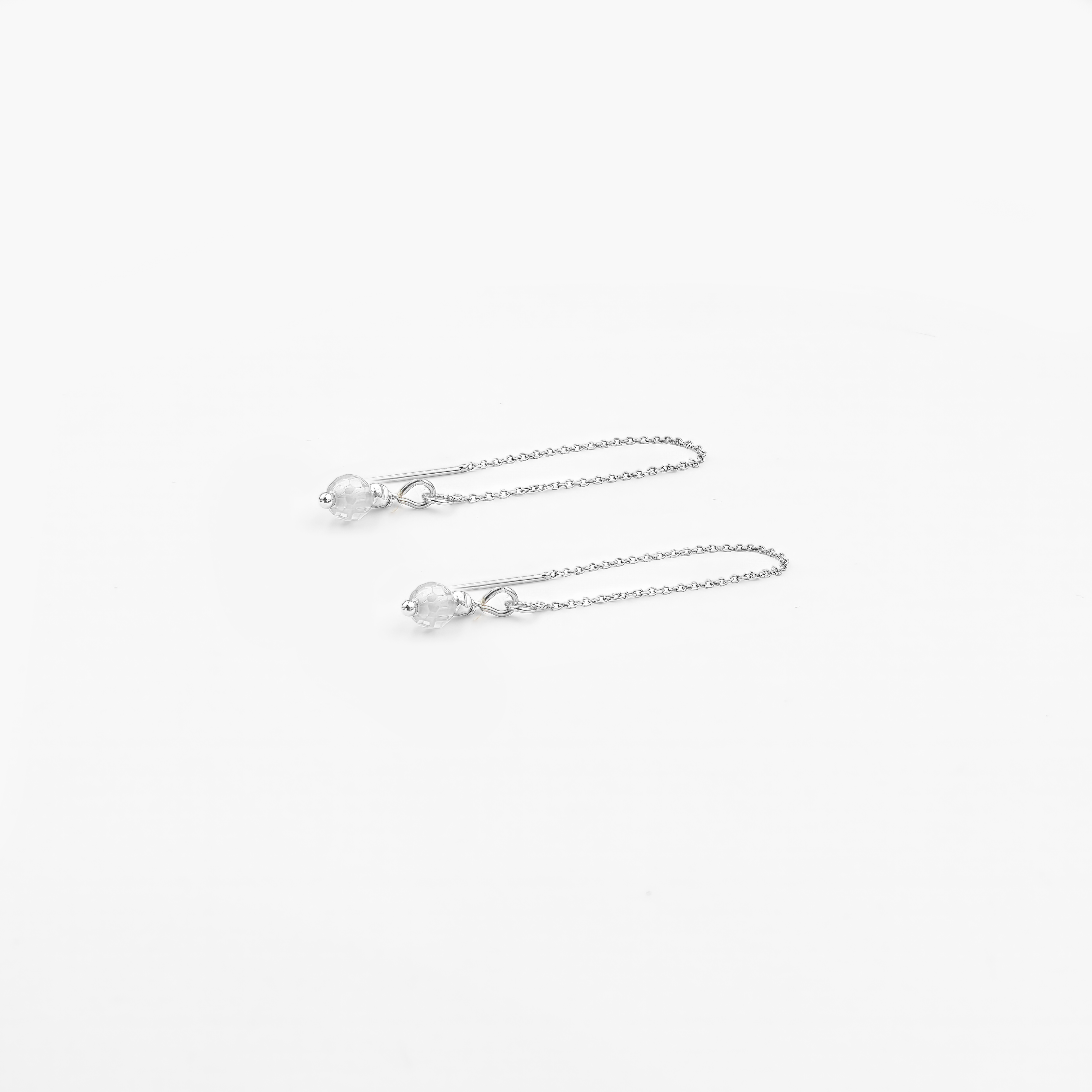 עגילים ארוכים בעיצוב שרשרת דקה, עם אבן לברדורייט בגוון עשיר ומרקם פנימי מנצנץ. תכשיט בעבודת יד שמשלב טבע, עומק ואלגנטיות. הלברדורייט נחשב לאבן של אינטואיציה והגנה אנרגטית – בחירה מיוחדת לנשים שמחפשות עגיל עם משמעות וסטייל ייחודי.

