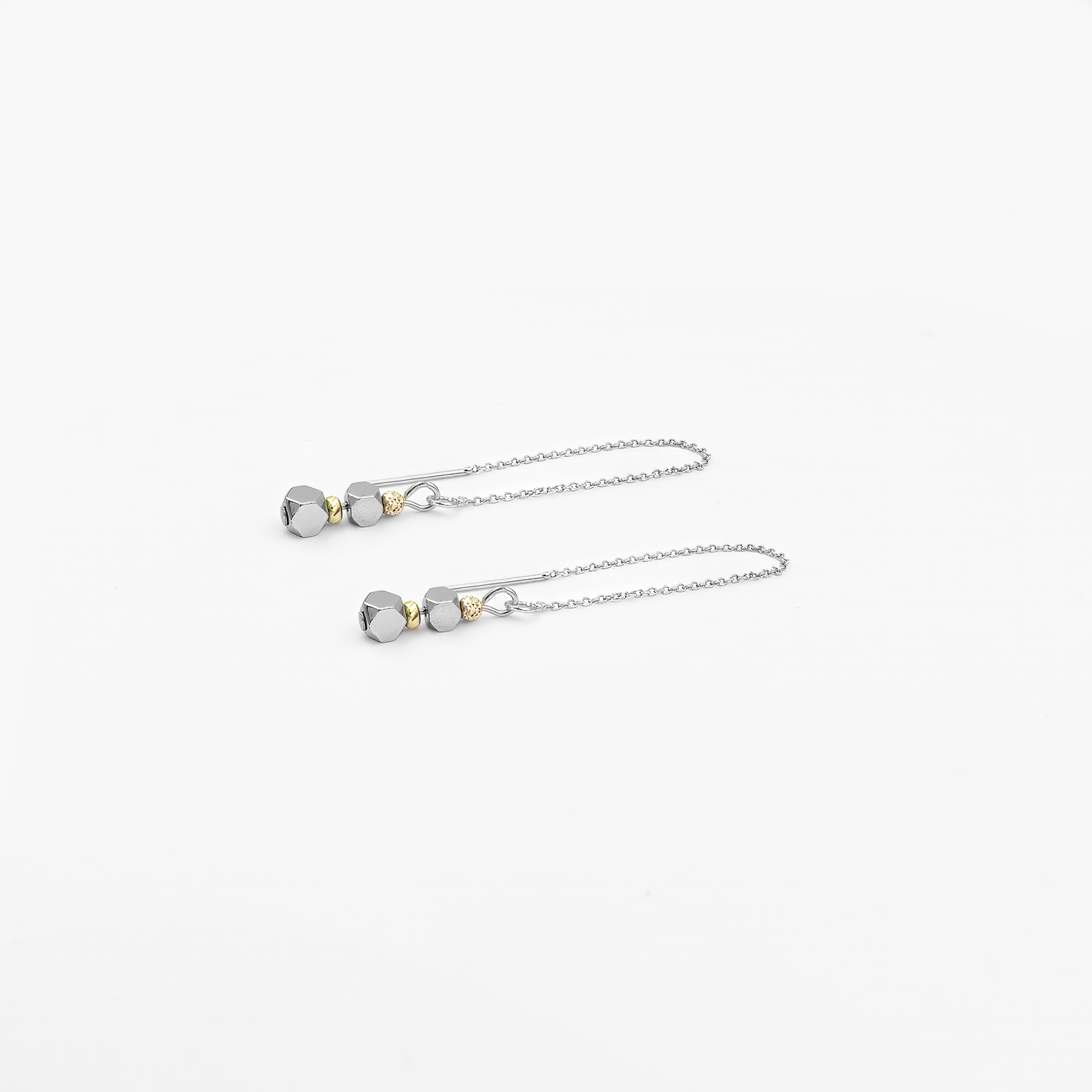 עגילים ארוכים עם קריסטל שקוף ופנינה לבנה, בעיצוב רך ואוורירי. הקריסטל מביא איתו נצנוץ קליל, והפנינה מעניקה תחושת אלגנטיות רגועה. מתאימים במיוחד לכלה עדינה או לאמהות בטקס חגיגי – תכשיט שמבטא נשיות, יופי פנימי וסטייל טבעי.

