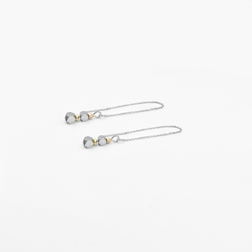 עגילי שרשרת עם לברדורייט – אבן שמקרינה ברק מסתורי המשתנה בין כחול, ירוק ואפור. העיצוב קליל אך מלא נוכחות, ומוסיף למראה טאץ' ייחודי ואלגנטי. מתאים ליום או לערב, לתלבושת פשוטה או שמלת ערב. תכשיט שקט ומרשים כאחד.

