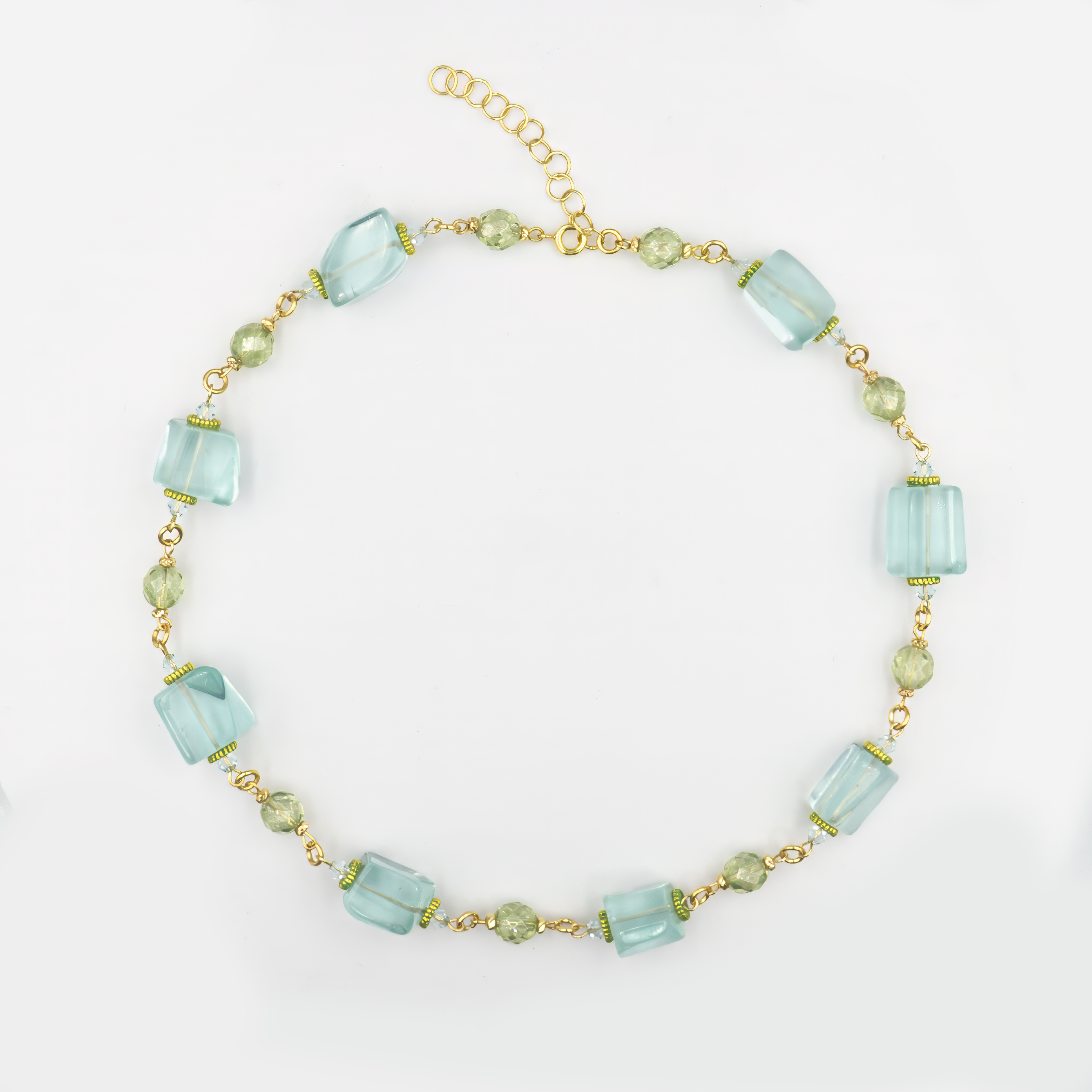 שרשרת בעבודת יד עם חרוזים כחולים בגוונים עזים ומרקמים מגוונים – חלקם שקופים כקרח, אחרים בעלי עומק פנימי מרהיב. העיצוב כולל חיבורים עדינים בגוון זהב שמוסיפים חמימות לאפקט הקריסטלי של החרוזים. תכשיט שמשרה תחושת קלילות, ים, וחופש, אך גם יוקרה ואישיות. מושלם לשדרוג מראה קיץ או מתנה ייחודית לאישה שאוהבת תכשיטים עם נוכחות.

