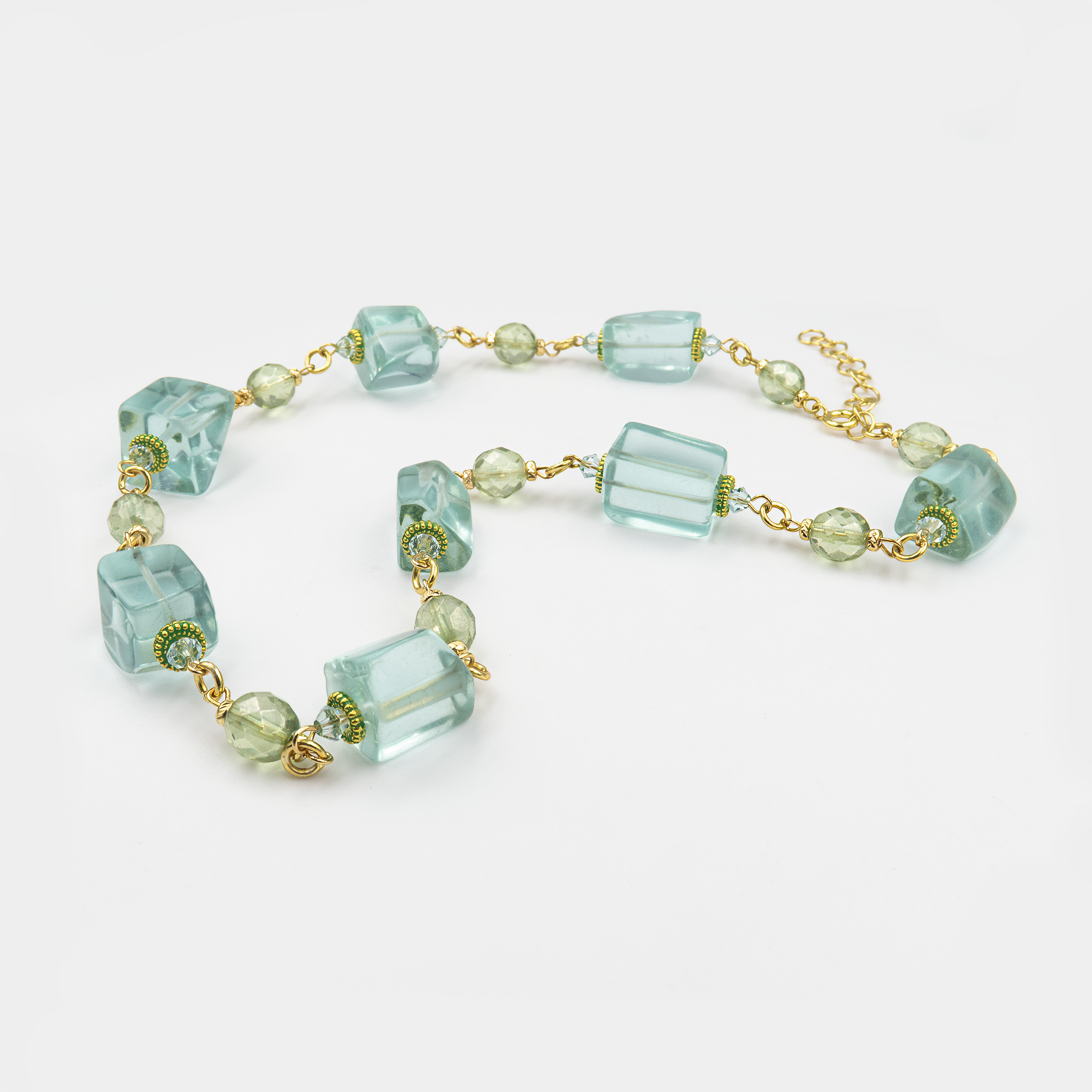 קולר מרשים שמשלב עיצוב נועז עם צבעים רכים – כחול טורקיז מבריק וזהב חמים. תכשיט שעושה מצב רוח, מתאים לחופשות, מסיבות קיץ או פשוט כמתנה שיקית למישהי אהובה.

