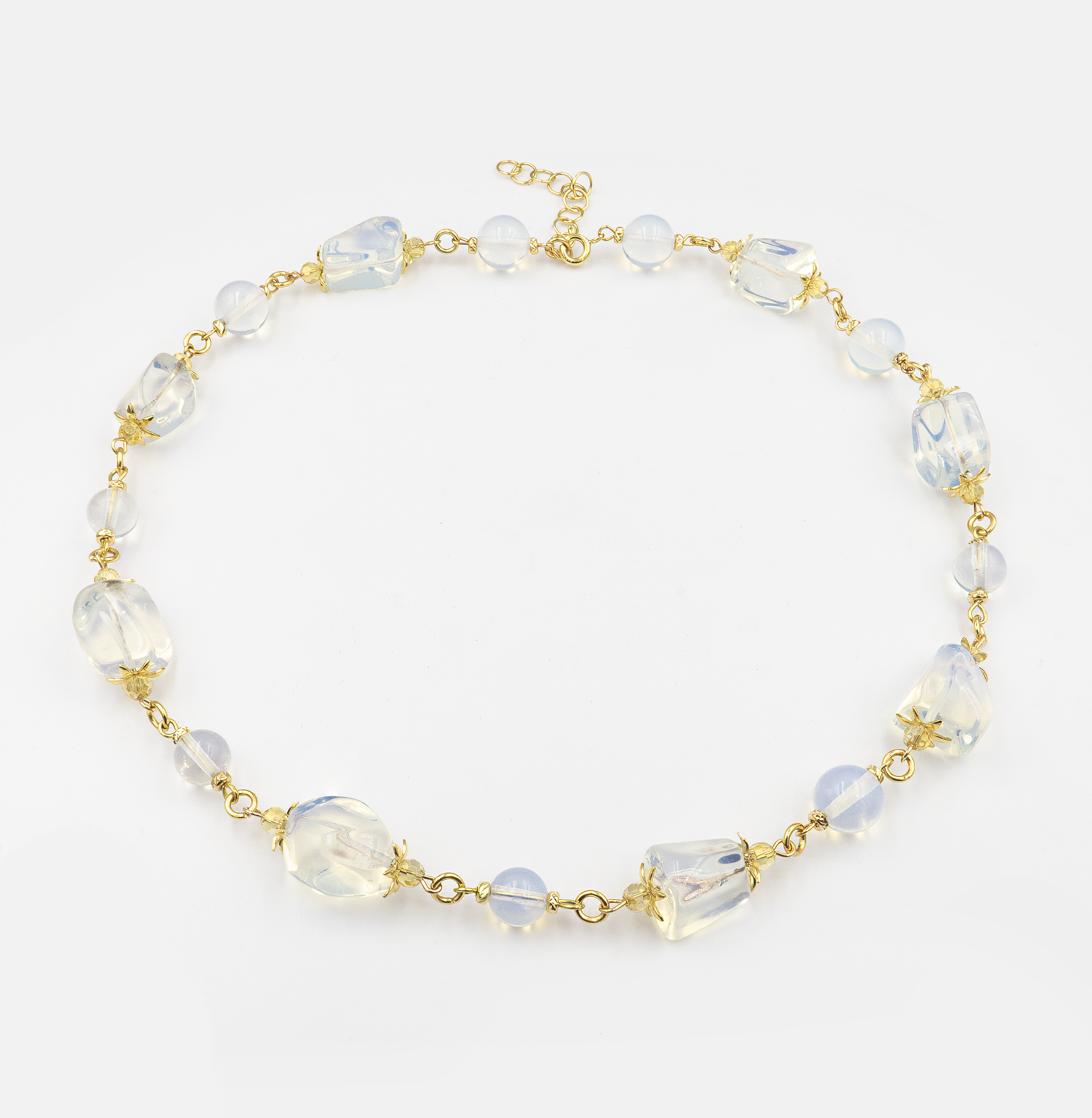 שרשרת בגוונים בהירים־שמימיים – שילוב של אבני אופליט מבריקות ומונסטון טבעי המפיץ הילה רכה. התכשיט כולו מרגיש כמו נשימה של אור – שקט, מרגיע, ומלא עומק. מתאים במיוחד לנשים שמבקשות ללבוש משהו שהוא גם יפה, גם אנרגטי וגם אישי.

