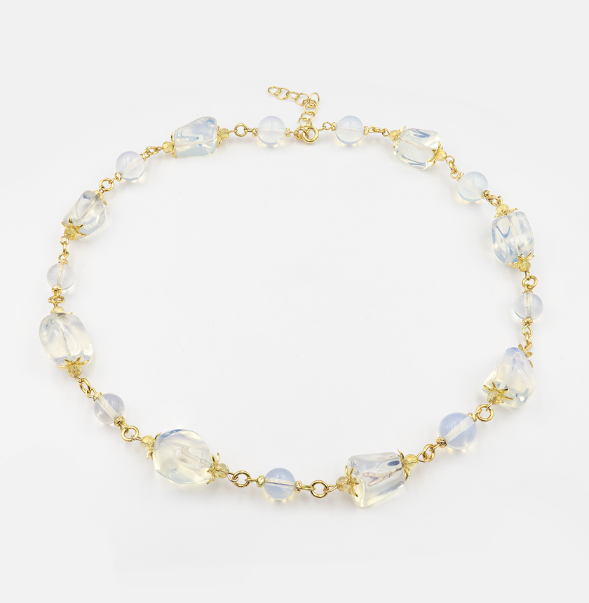 שרשרת בגוונים בהירים־שמימיים – שילוב של אבני אופליט מבריקות ומונסטון טבעי המפיץ הילה רכה. התכשיט כולו מרגיש כמו נשימה של אור – שקט, מרגיע, ומלא עומק. מתאים במיוחד לנשים שמבקשות ללבוש משהו שהוא גם יפה, גם אנרגטי וגם אישי.

