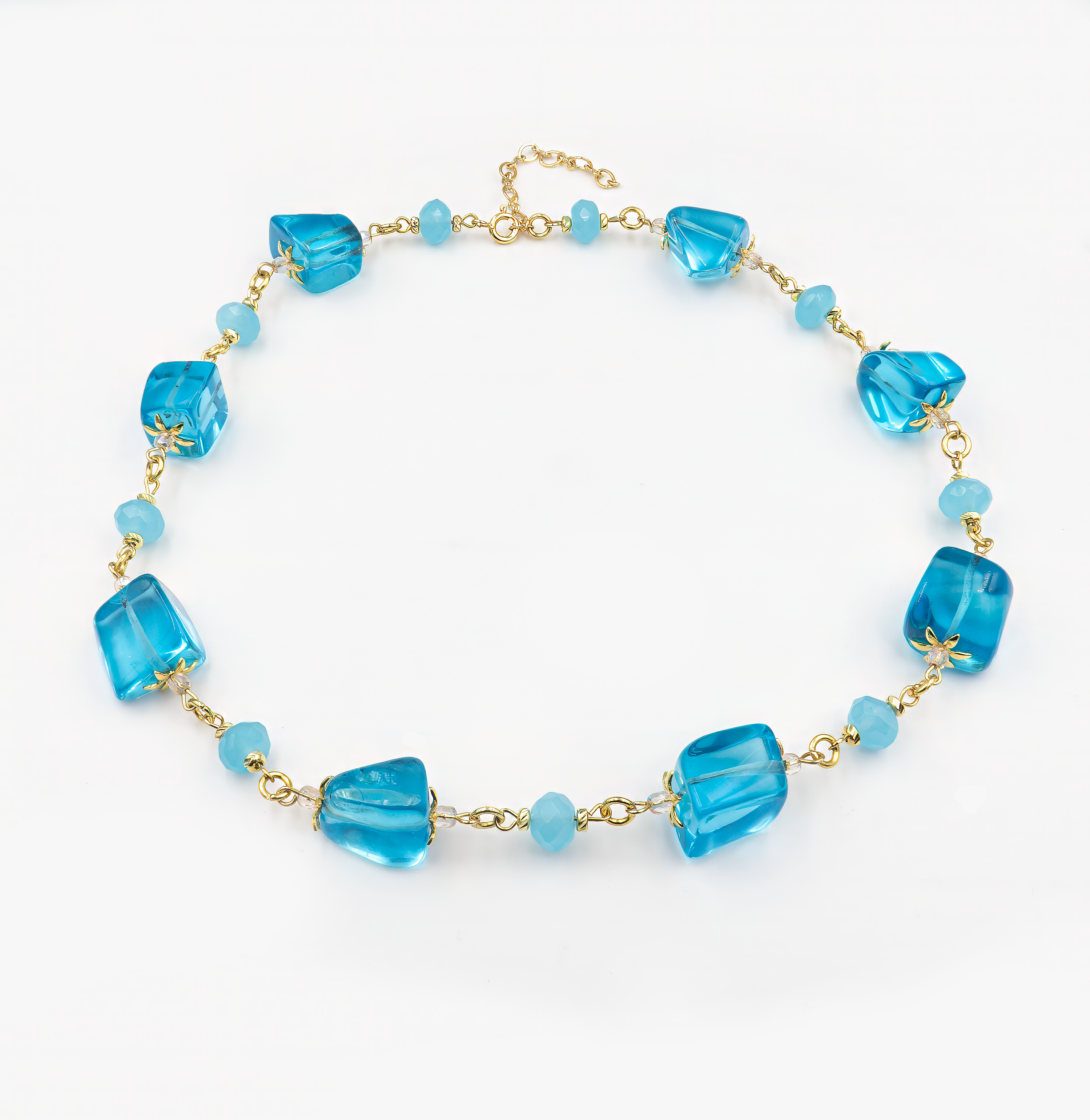 תכשיט אומנותי בצבעי כחול ים עם נגיעות זהב – קולר עבודת יד שעושה רושם מידי. החרוזים הגדולים משדרים עוצמה ונוכחות, והחיבורים העדינים יוצרים תנועה רכה על הצוואר. מתאים לאירועים וגם לשילוב בלבוש יומיומי עם סטייל.