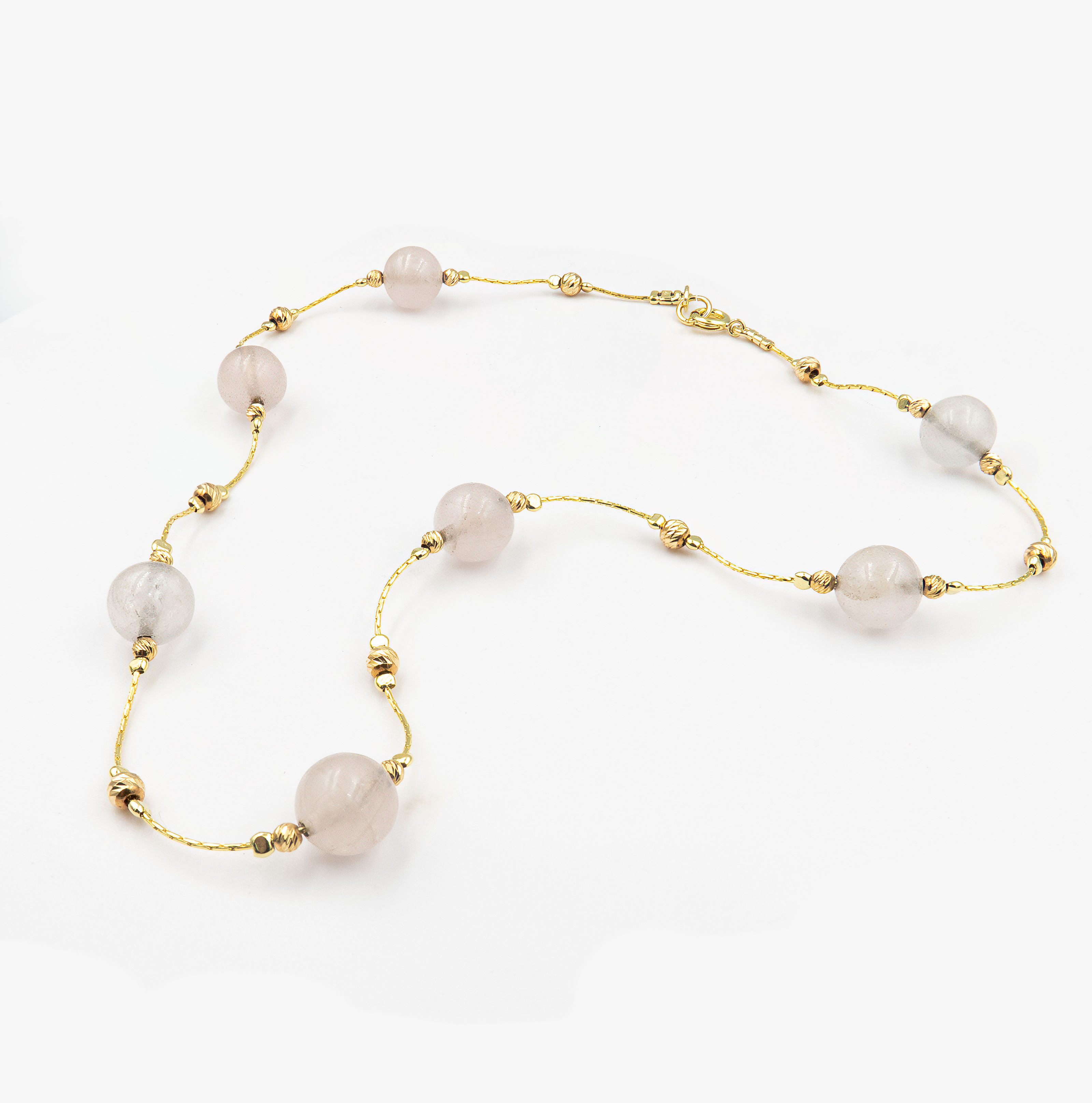 שרשרת בציפוי זהב בעבודת יד, משולבת באבני אגט טבעיות בגוונים חמים של חום, שמנת וזהוב. השרשרת מציגה גוונים המשתלבים בהרמוניה רכה שיוצרות מראה אלגנטי עם נגיעה טבעית. אבני האגת ידועות בתכונות של יציבות פנימית והרמוניה, והן מוסיפות עומק רגשי ואסתטי לעיצוב. התוצאה היא תכשיט בעיצוב שמחבר בין מסורת לסטייל עכשווי – מתאים גם ליום וגם לערב. לנשים שמחפשות תכשיט עם תכשיט שמדבר בשקט אך נשאר בזיכרון.