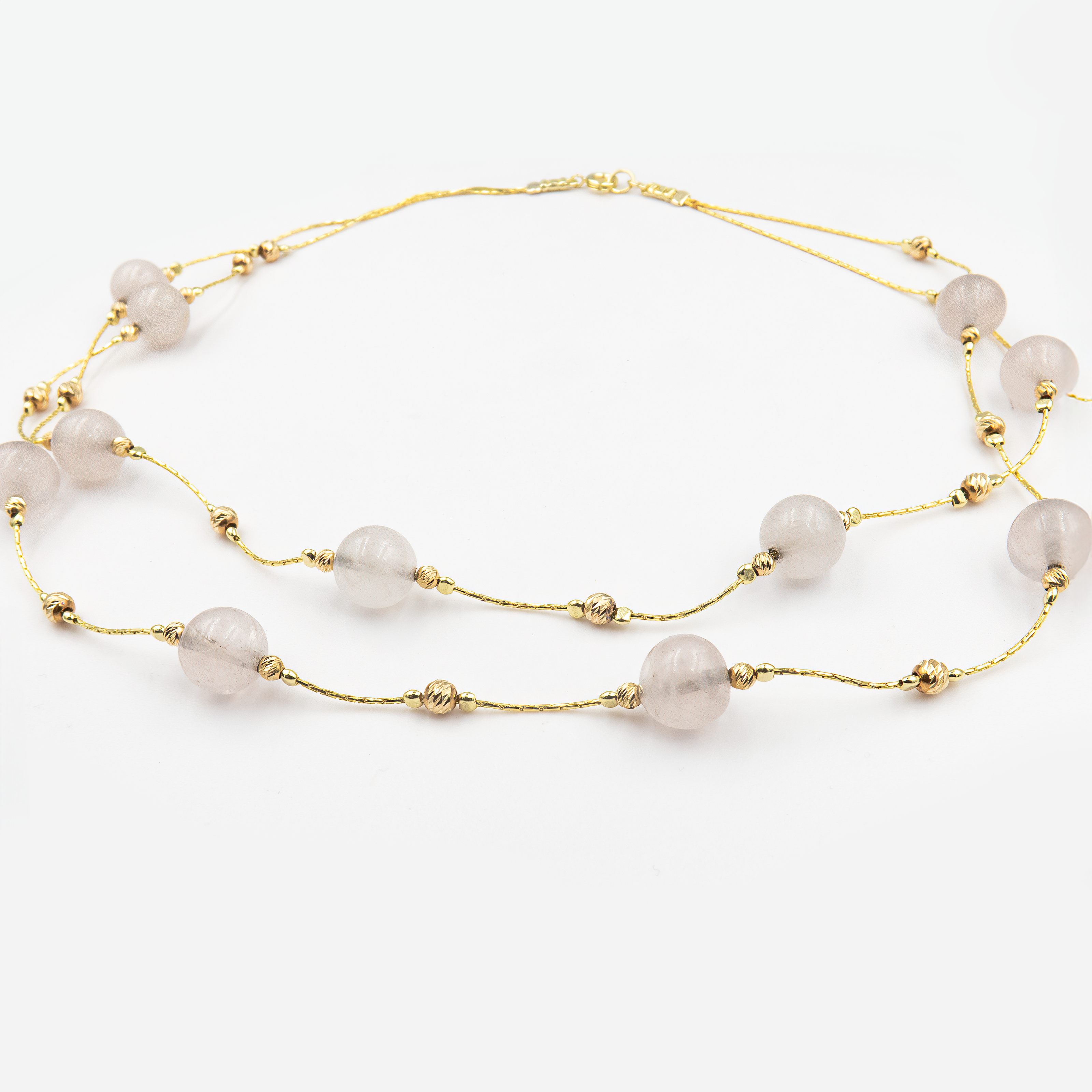 שרשרת שתי שורות מאבני אגט – עיצוב עדין עם עומק של גוונים וטבע. האבנים מלוטשות ומסודרות בקומפוזיציה שמעניקה לשרשרת תחושת תנועה ואיזון. אידאלית לשימוש יומיומי או כאביזר מרכזי בהופעה אלגנטית. התכשיט מקרין חום טבעי ונשיות רגועה.

