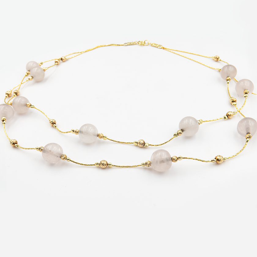 שרשרת שתי שורות מאבני אגט – עיצוב עדין עם עומק של גוונים וטבע. האבנים מלוטשות ומסודרות בקומפוזיציה שמעניקה לשרשרת תחושת תנועה ואיזון. אידאלית לשימוש יומיומי או כאביזר מרכזי בהופעה אלגנטית. התכשיט מקרין חום טבעי ונשיות רגועה.

