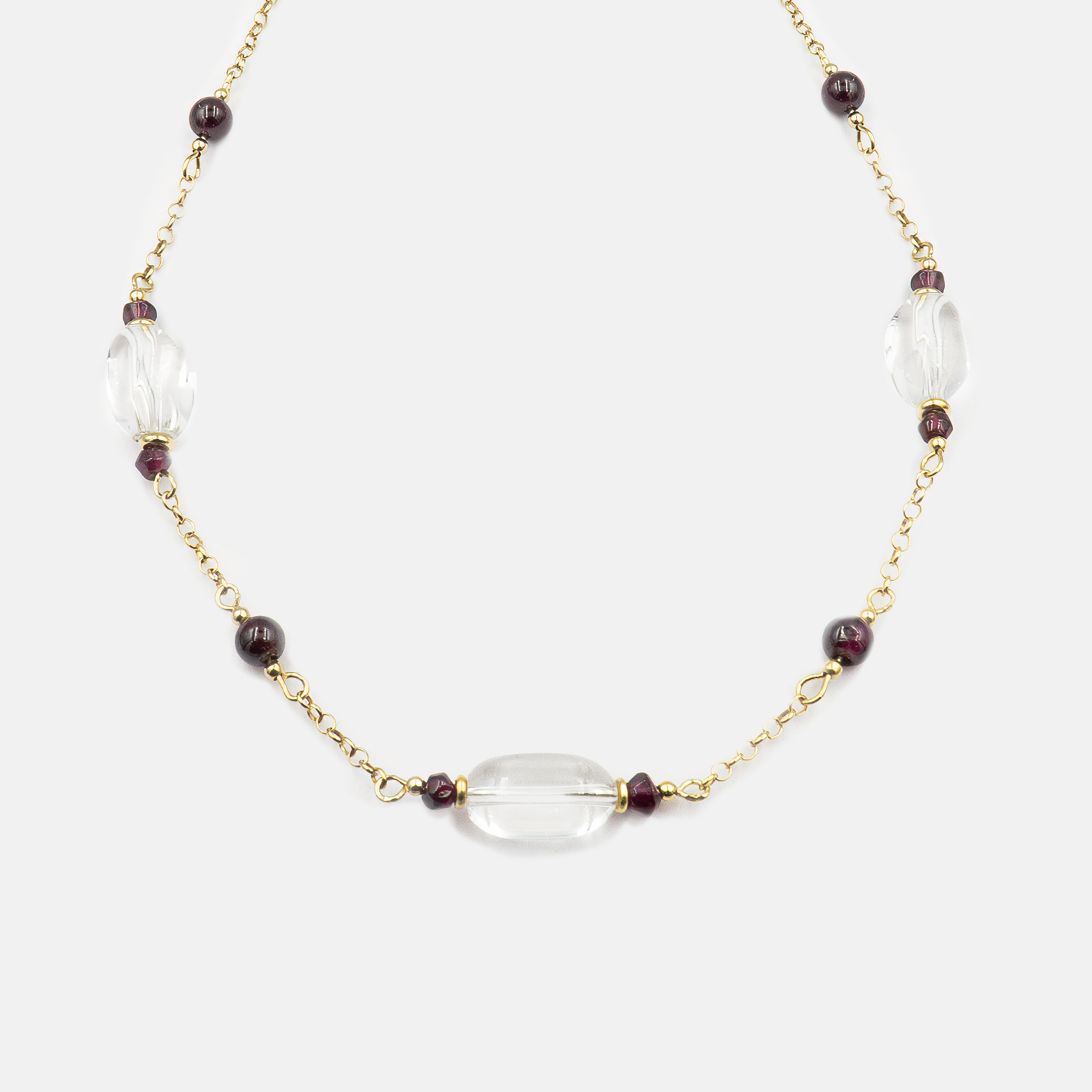 שרשרת זהב אמיתי 14 קראט עם צמד אבני חן – גארנט אדום ורוק־קריסטל שקוף, בגימור מלוטש ועדין. שילוב ייחודי של אלגנטיות פשוטה עם מסר רגשי חזק. הגארנט מעניק תחושת ביטחון ואהבה, והרוק־קריסטל מוסיף איזון ובהירות. תכשיט קליל עם עומק, שניתן לשלב עם כל לוק וסטייל. מתנה מושלמת לאישה עם לב פתוח ונשמה רגישה.