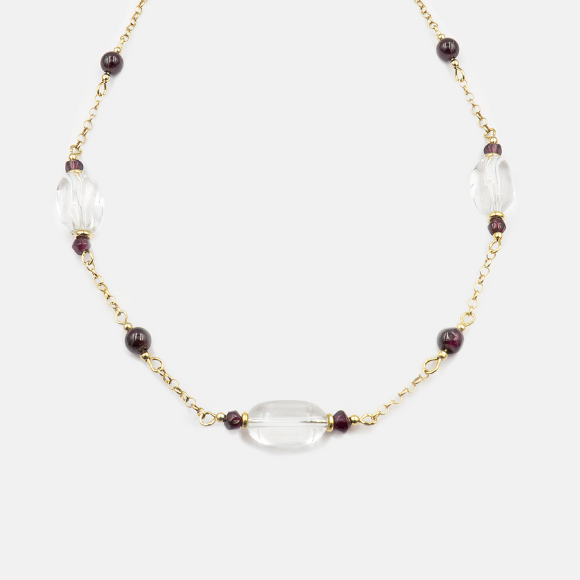 שרשרת זהב אמיתי 14 קראט עם צמד אבני חן – גארנט אדום ורוק־קריסטל שקוף, בגימור מלוטש ועדין. שילוב ייחודי של אלגנטיות פשוטה עם מסר רגשי חזק. הגארנט מעניק תחושת ביטחון ואהבה, והרוק־קריסטל מוסיף איזון ובהירות. תכשיט קליל עם עומק, שניתן לשלב עם כל לוק וסטייל. מתנה מושלמת לאישה עם לב פתוח ונשמה רגישה.