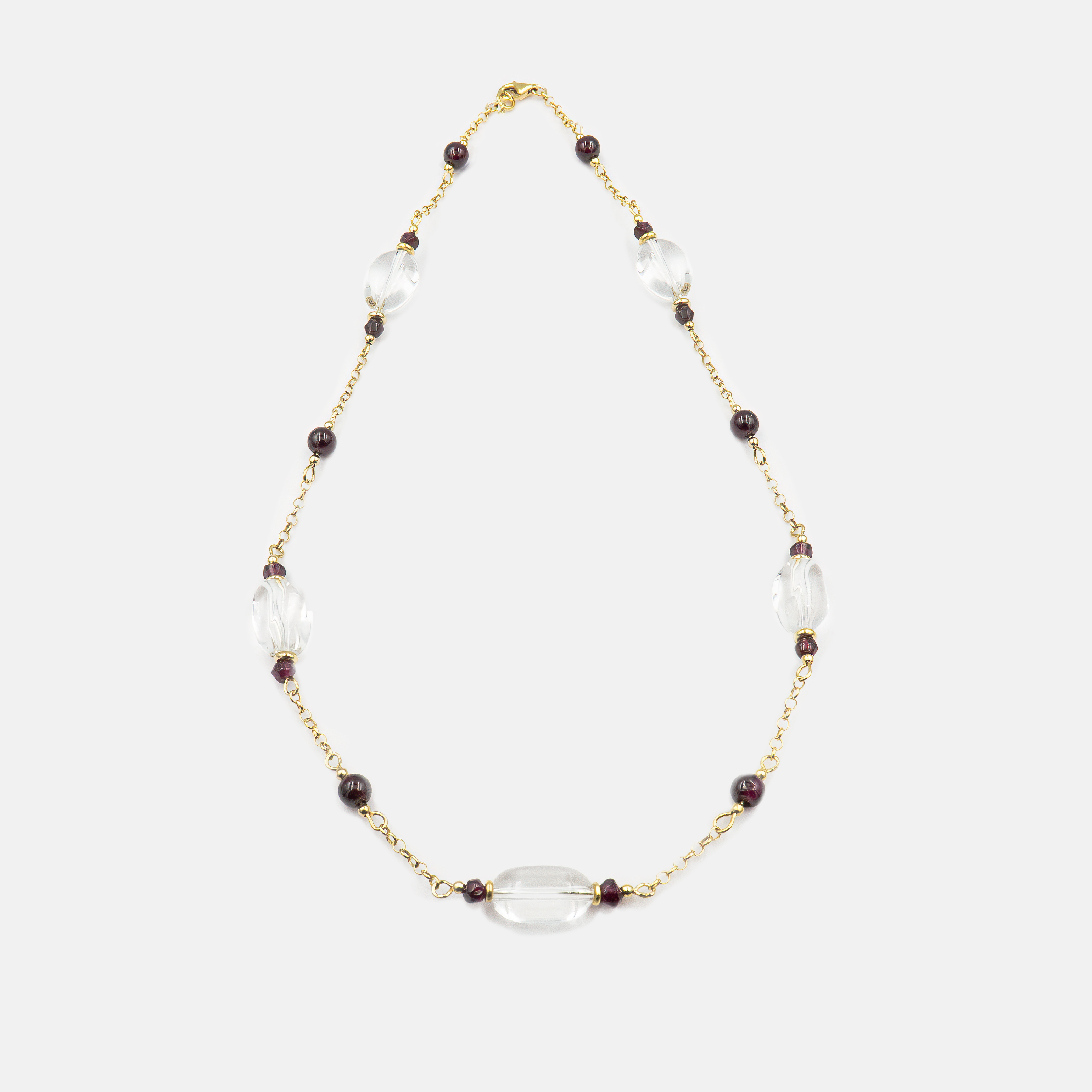 שרשרת בעבודת יד מזהב 14 קראט עם שילוב הרמוני של גארנט בגוון אדום עמוק ורוק־קריסטל שקוף. תכשיט שמאחד בין עוצמה נשית לבין טוהר ובהירות פנימית. הגארנט מסמל תשוקה, נאמנות וחוזק רגשי, והרוק־קריסטל מאזנת באנרגיה של ניקיון, ריפוי ותודעה. עיצוב עדין ומודרני שמתאים ליום ולערב, לבד או בשכבות. מתנה מושלמת לאישה שמחפשת תכשיט משמעותי, עם סטייל טבעי ונשמה.