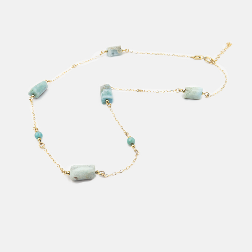 שרשרת קלאסית בעבודת יד מזהב 14 קראט עם אבן לרימר כחולה־תכולה, בגוון המזכיר חוף ים טרופי. הלרימר נחשבת לאבן של הרמוניה ונשיות רכה, והזהב האמיתי מדגיש את יופייה המהפנט. עיצוב פשוט ומדויק שמתאים לאישה עם סגנון אישי רגוע, מודע ומלא אור. תכשיט עם נוכחות עדינה שמתאים גם כמתנה משמעותית עם אנרגיה טובה, וגם כתוספת שיקית לאוסף תכשיטים איכותי.