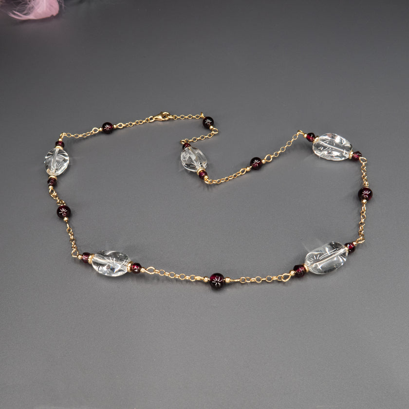 שרשרת עדינה מזהב 14 קראט, בעיצוב אלגנטי עם שילוב מושלם של גארנט טבעי ורוק־קריסטל שקוף. האבן האדומה משדרת תשוקה וחיבור רגשי עמוק, בעוד הקריסטל השקוף מאזנת באנרגיה של ניקיון ובהירות פנימית. תכשיט הרמוני שנראה נפלא גם בשכבות וגם לבד, מתאים ליום או לערב. מושלם לנשים שמעריכות חיבור בין אסתטיקה גבוהה לבין אנרגיה טבעית ותודעתית – תכשיט עם נוכחות רגישה ומסקרנת.