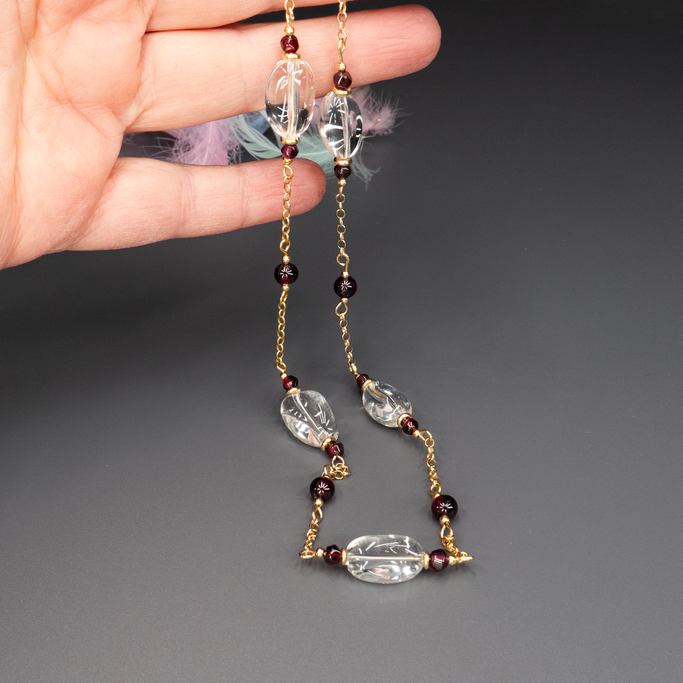 תכשיט אלגנטי בעבודת יד מזהב אמיתי 14 קראט עם שני אלמנטים מרהיבים – גארנט אדום בוהק ורוק־קריסטל שקוף ונקי. שילוב שמייצר ניגוד עוצמתי של צבעים ואנרגיות: חום רגשי מול בהירות מחשבתית. עיצוב מינימליסטי שמשדר יוקרה רכה. מתאים לנשים שמעריכות אסתטיקה מחוברת לטבע ומשמעות. פריט בוטיק מושלם לאוסף תכשיטים עם נוכחות רוחנית ונשית.
