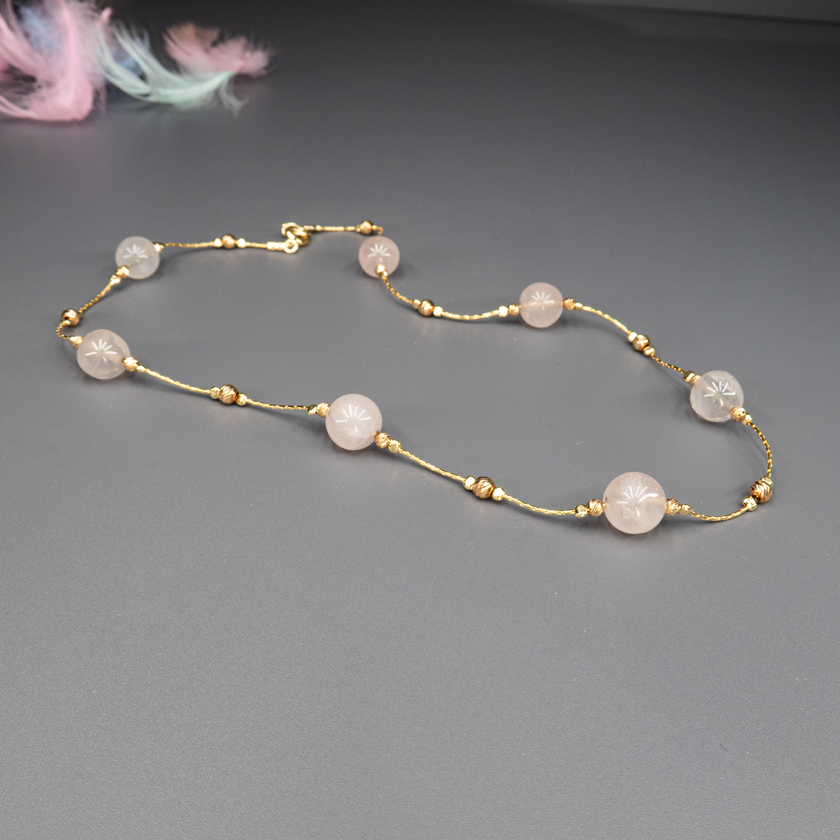 שרשרת בציפוי זהב בעבודת יד, משולבת באבני אגט טבעיות בגוונים חמים של חום, שמנת וזהוב. השרשרת מציגה שילוב גוונים מרגיע והרמוני שיוצרות מראה אלגנטי עם נגיעה טבעית. אבני האגת ידועות בתכונות של יציבות פנימית והרמוניה, והן מוסיפות עומק רגשי ואסתטי לעיצוב. התוצאה היא תכשיט בעיצוב שמחבר בין מסורת לסטייל עכשווי – מתאים גם ליום וגם לערב. לנשים שמחפשות תכשיט עם חיבור של סטייל רך ואנרגיה פנימית.