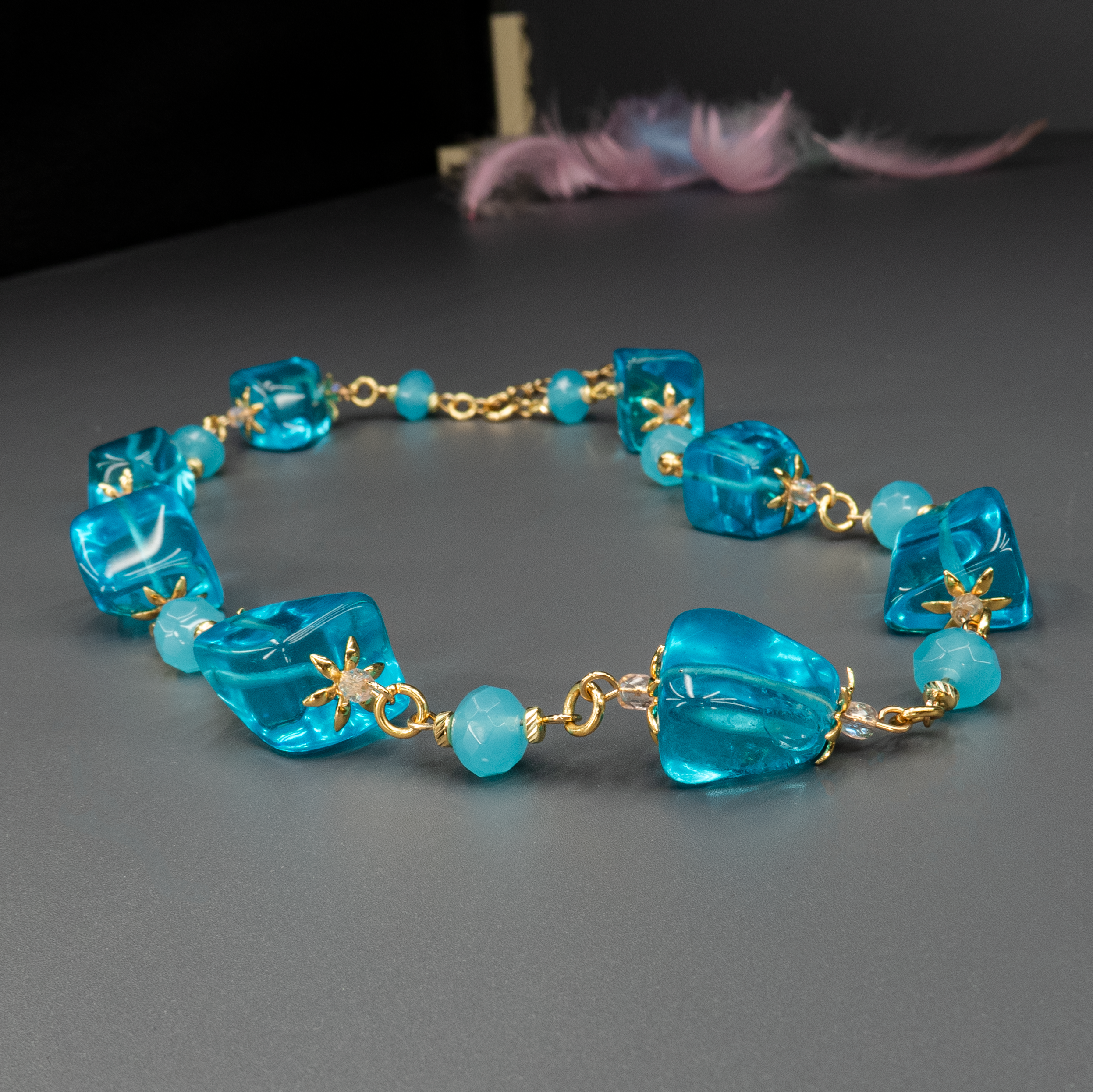 תכשיט מושך עין בצבעים חדים – כחול עז עם שילוב אלמנטים מוזהבים, לכל מי שאוהבת להתבלט בסטייל. חרוזים גדולים עם טקסטורה מעניינת יוצרים משחק של אור ותנועה שמאיר את הצוואר.