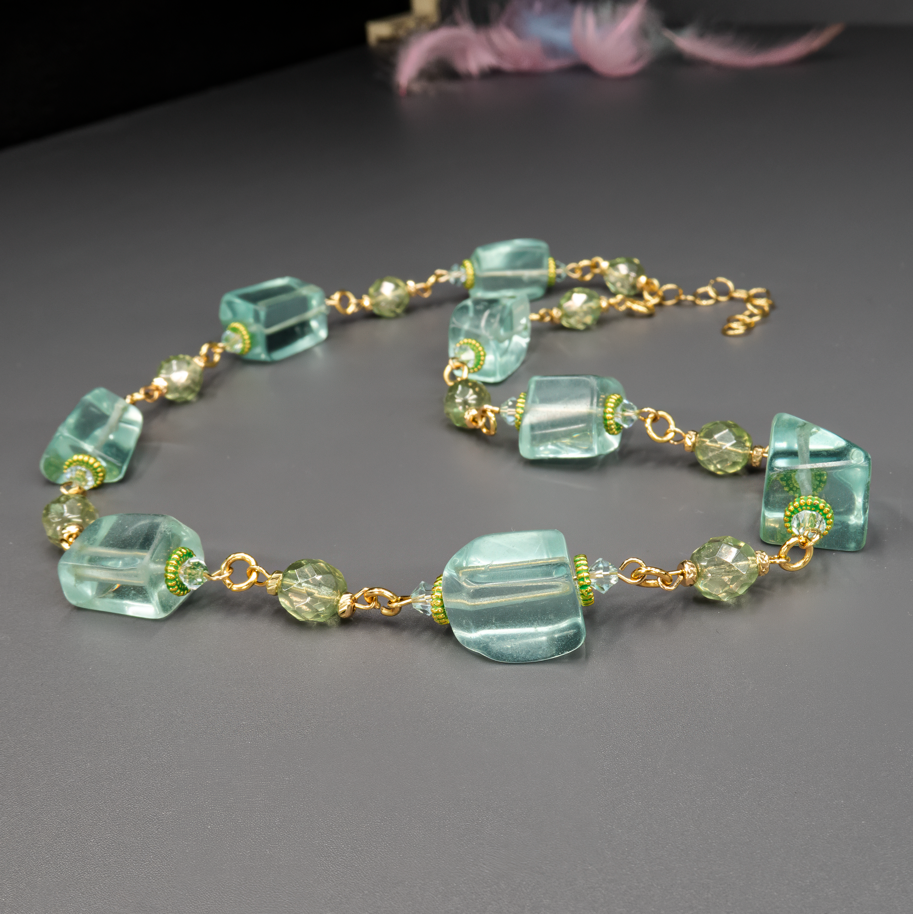 תכשיט מרהיב בעבודת יד שמשלב כחול קרחוני עם תכלת רך, נגיעות זהב עדינות ומבנה אסימטרי שמעניק תחושת זרימה טבעית. הקולר יושב בצורה אלגנטית על הצוואר ומשלים כל הופעה באווירה של ים, שמיים וחופש. החרוזים הבולטים יוצרים נוכחות, אך בזכות החיבורים העדינים מתקבל מראה הרמוני ומעודן. תכשיט שיכול להפוך לפריט הדגל של כל מלתחה.